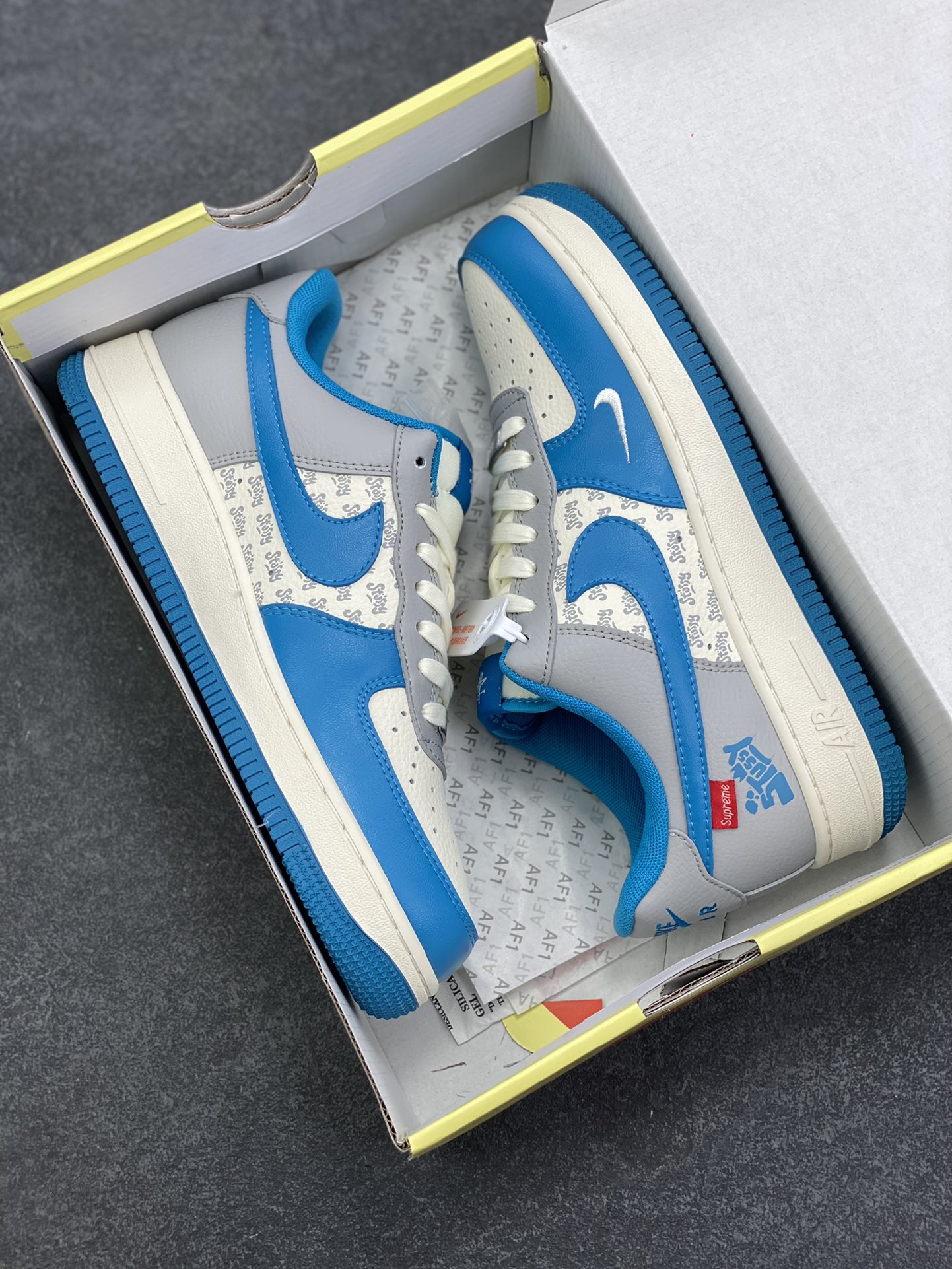 图片[9]-高端定制Nike Air Force 1 \’07 Low “斯图西联名—— 奶白蓝灰” 高端定制 低帮休闲板鞋 定制鞋盒 大厂纯原品质出货 超高清洁度 皮料切割干净无任何毛边 细节完美 货号：XD2588-607 尺码：36 36.5 37.5 38 38.5 39 40 40.5 41 42 42.5 43 44 44.5 45-选品中心
