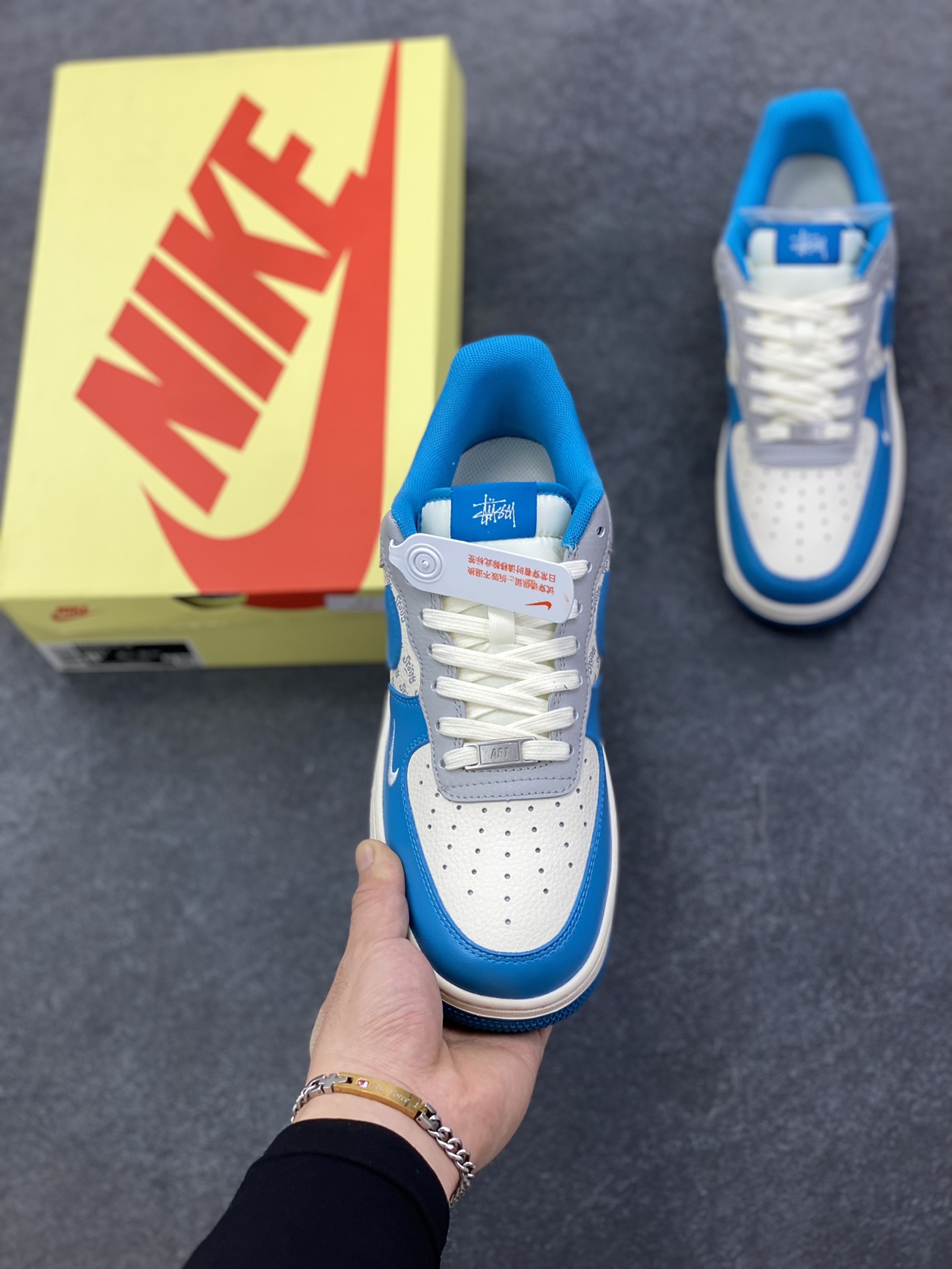 图片[2]-高端定制Nike Air Force 1 \’07 Low “斯图西联名—— 奶白蓝灰” 高端定制 低帮休闲板鞋 定制鞋盒 大厂纯原品质出货 超高清洁度 皮料切割干净无任何毛边 细节完美 货号：XD2588-607 尺码：36 36.5 37.5 38 38.5 39 40 40.5 41 42 42.5 43 44 44.5 45-选品中心
