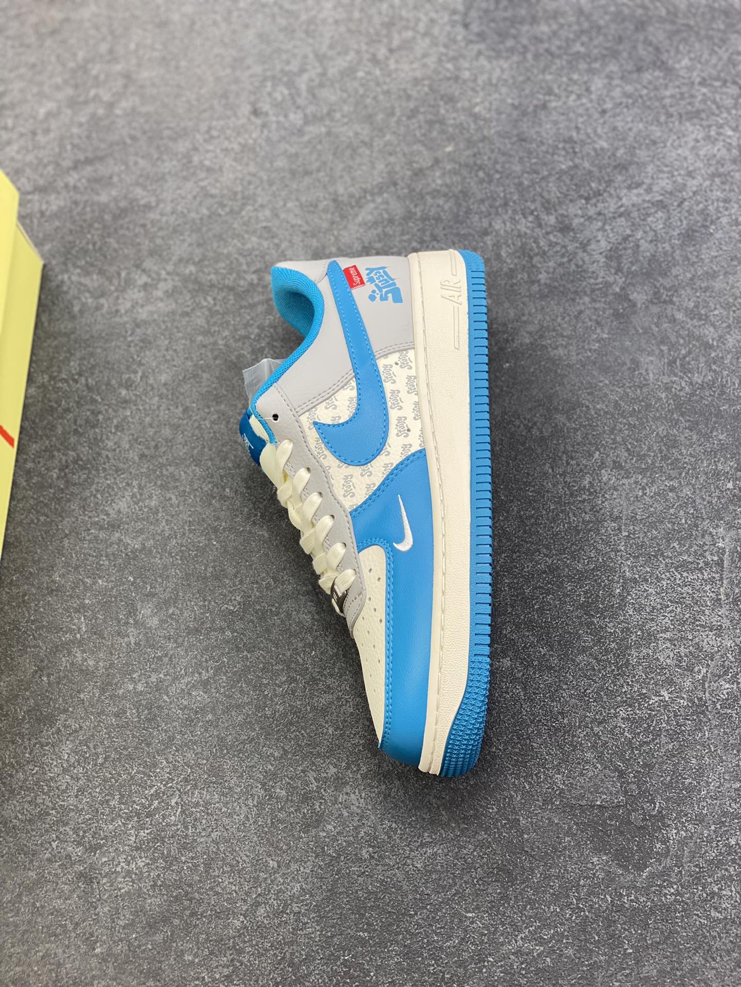 图片[7]-高端定制Nike Air Force 1 \’07 Low “斯图西联名—— 奶白蓝灰” 高端定制 低帮休闲板鞋 定制鞋盒 大厂纯原品质出货 超高清洁度 皮料切割干净无任何毛边 细节完美 货号：XD2588-607 尺码：36 36.5 37.5 38 38.5 39 40 40.5 41 42 42.5 43 44 44.5 45-选品中心
