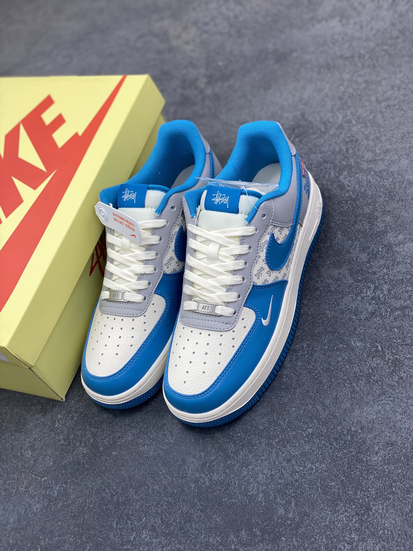 图片[8]-高端定制Nike Air Force 1 \’07 Low “斯图西联名—— 奶白蓝灰” 高端定制 低帮休闲板鞋 定制鞋盒 大厂纯原品质出货 超高清洁度 皮料切割干净无任何毛边 细节完美 货号：XD2588-607 尺码：36 36.5 37.5 38 38.5 39 40 40.5 41 42 42.5 43 44 44.5 45-选品中心