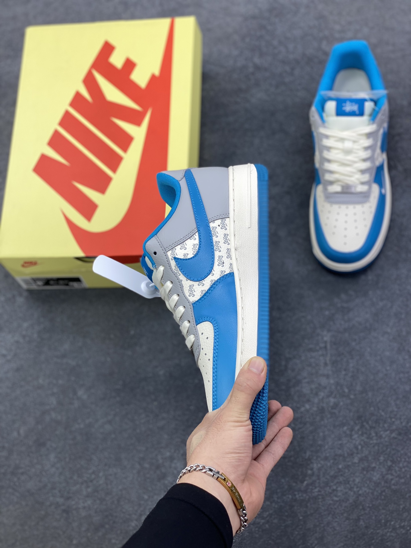 图片[3]-高端定制Nike Air Force 1 \’07 Low “斯图西联名—— 奶白蓝灰” 高端定制 低帮休闲板鞋 定制鞋盒 大厂纯原品质出货 超高清洁度 皮料切割干净无任何毛边 细节完美 货号：XD2588-607 尺码：36 36.5 37.5 38 38.5 39 40 40.5 41 42 42.5 43 44 44.5 45-选品中心