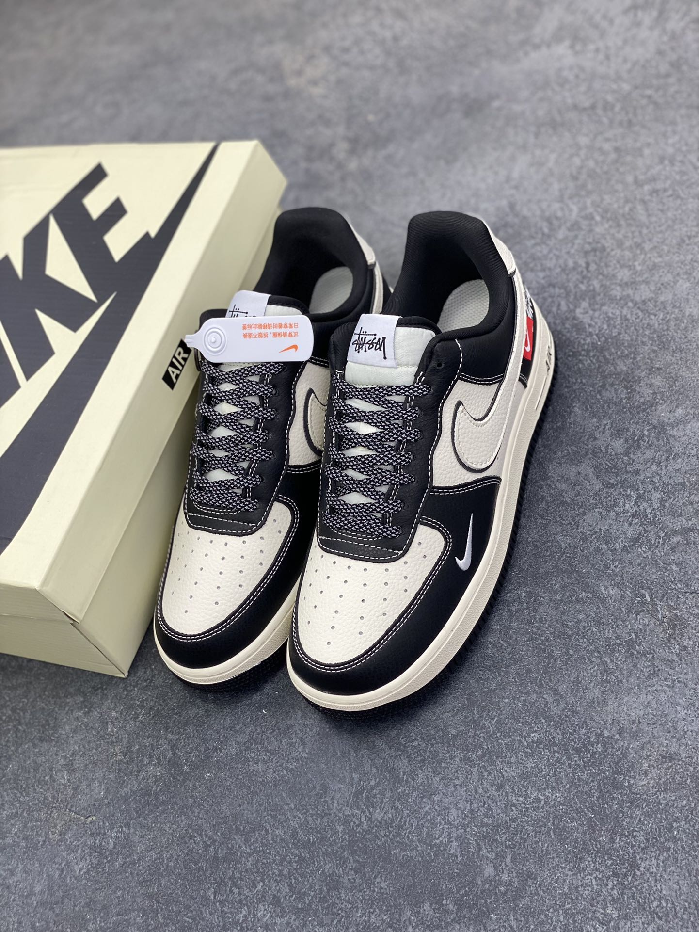 图片[8]-NIke Air Force 1 \’07 Low “斯图西联名——经典黑白熊猫”空军一号 低帮 运动鞋 休闲鞋 折边针车 工艺难度大 原楦头原纸板 原装鞋盒 定制五金配件 内置全掌气垫 原厂鞋底 货号：DD1982-318 尺码：36 36.5 37.5 38 38.5 39 40 40.5 41 42 42.5 43 44 44.5 45-选品中心