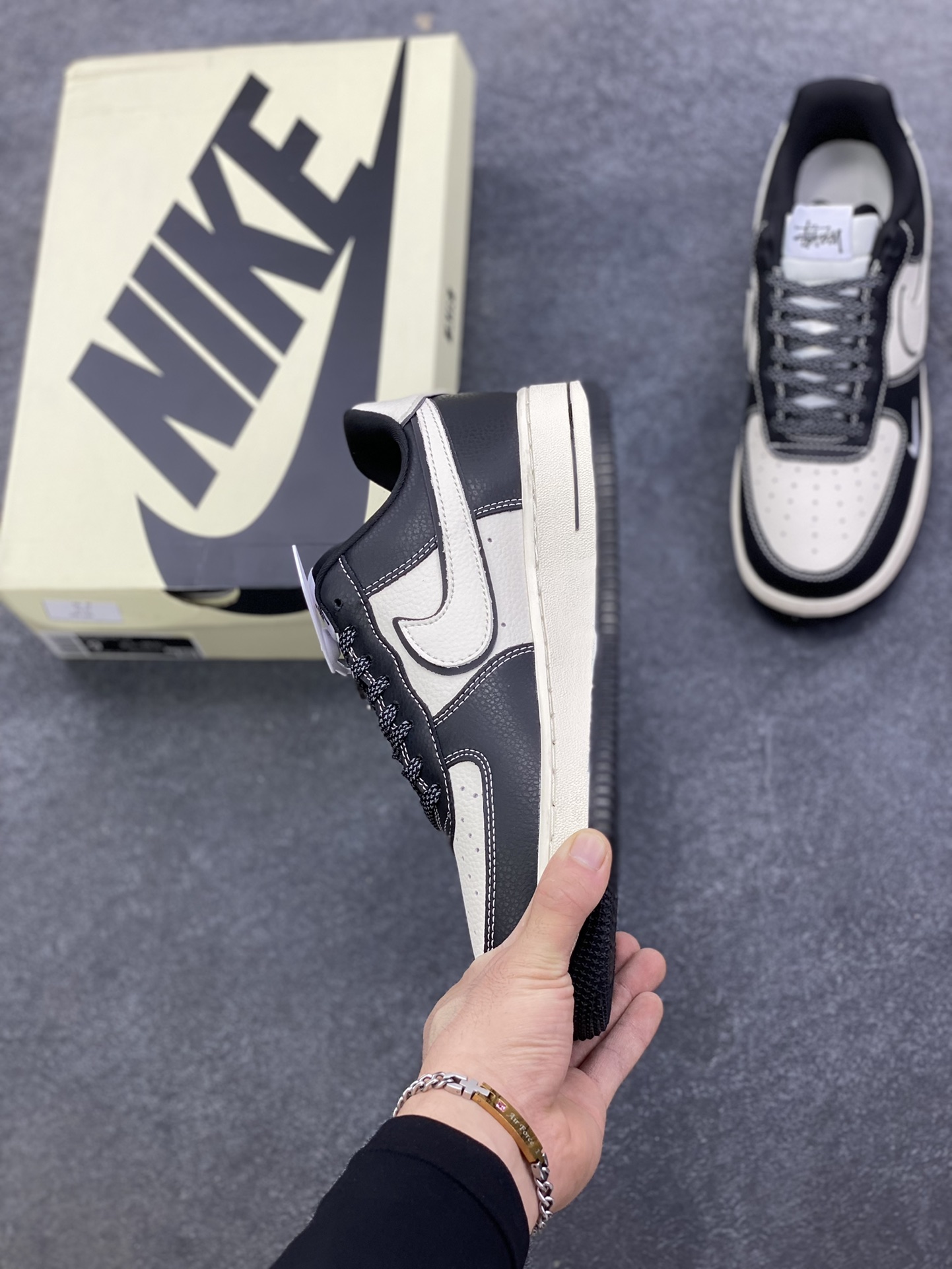 图片[3]-NIke Air Force 1 \’07 Low “斯图西联名——经典黑白熊猫”空军一号 低帮 运动鞋 休闲鞋 折边针车 工艺难度大 原楦头原纸板 原装鞋盒 定制五金配件 内置全掌气垫 原厂鞋底 货号：DD1982-318 尺码：36 36.5 37.5 38 38.5 39 40 40.5 41 42 42.5 43 44 44.5 45-选品中心