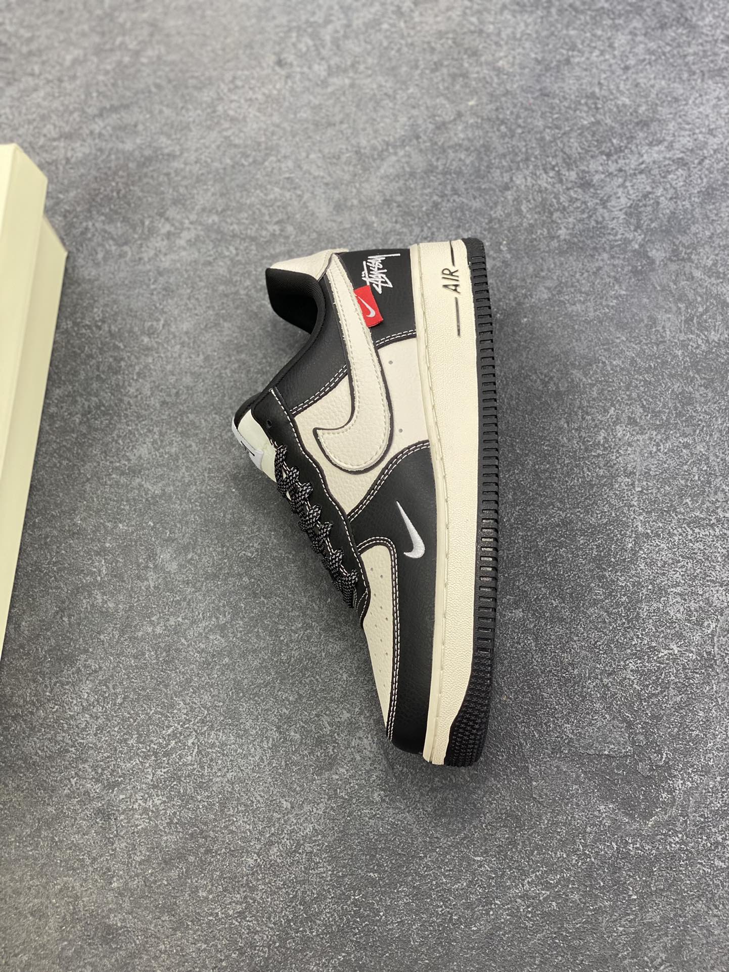 图片[7]-NIke Air Force 1 \’07 Low “斯图西联名——经典黑白熊猫”空军一号 低帮 运动鞋 休闲鞋 折边针车 工艺难度大 原楦头原纸板 原装鞋盒 定制五金配件 内置全掌气垫 原厂鞋底 货号：DD1982-318 尺码：36 36.5 37.5 38 38.5 39 40 40.5 41 42 42.5 43 44 44.5 45-选品中心