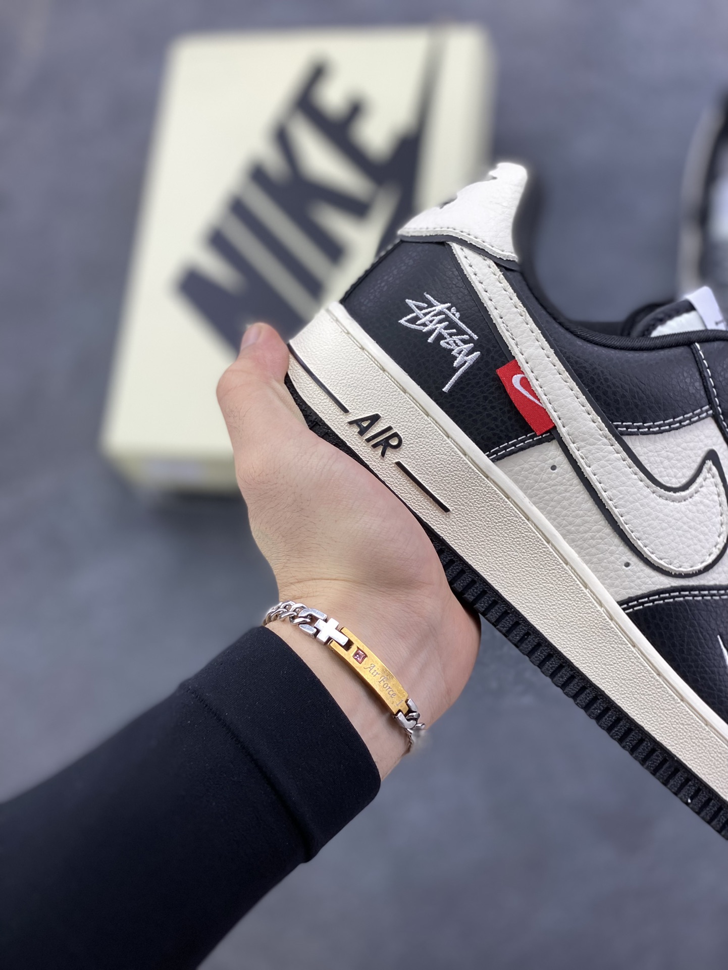 图片[6]-NIke Air Force 1 \’07 Low “斯图西联名——经典黑白熊猫”空军一号 低帮 运动鞋 休闲鞋 折边针车 工艺难度大 原楦头原纸板 原装鞋盒 定制五金配件 内置全掌气垫 原厂鞋底 货号：DD1982-318 尺码：36 36.5 37.5 38 38.5 39 40 40.5 41 42 42.5 43 44 44.5 45-选品中心