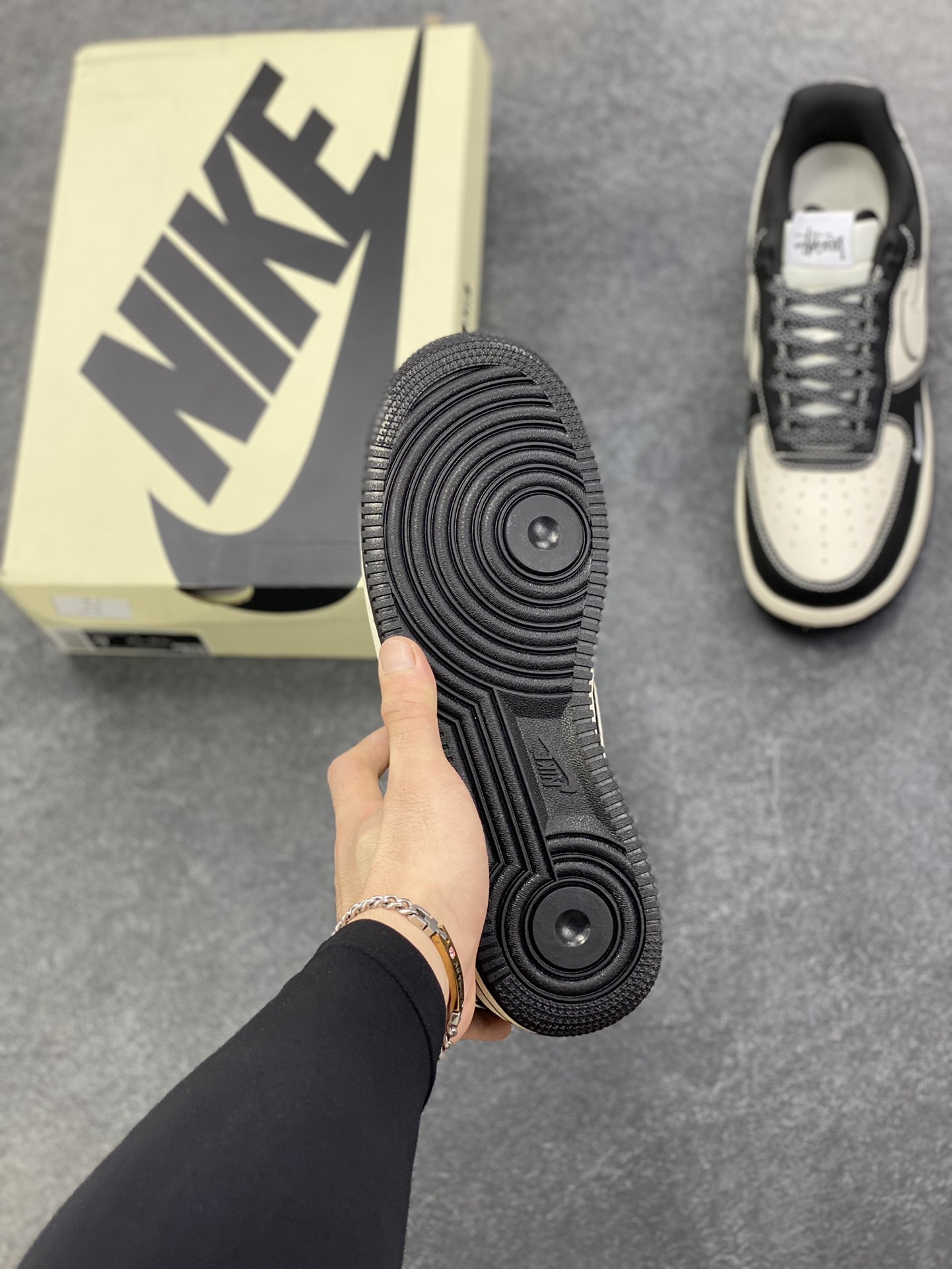 图片[5]-NIke Air Force 1 \’07 Low “斯图西联名——经典黑白熊猫”空军一号 低帮 运动鞋 休闲鞋 折边针车 工艺难度大 原楦头原纸板 原装鞋盒 定制五金配件 内置全掌气垫 原厂鞋底 货号：DD1982-318 尺码：36 36.5 37.5 38 38.5 39 40 40.5 41 42 42.5 43 44 44.5 45-选品中心