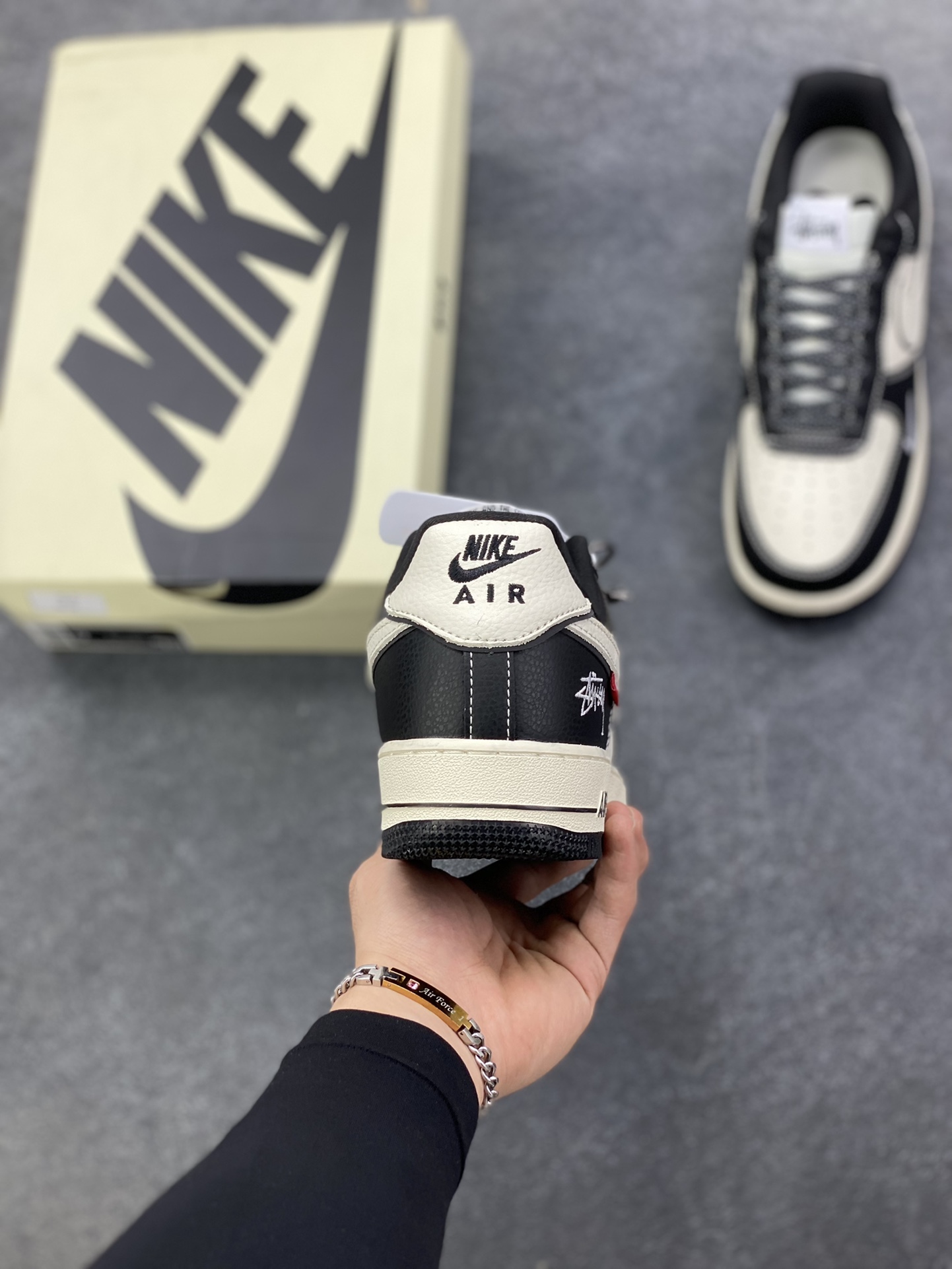 图片[4]-NIke Air Force 1 \’07 Low “斯图西联名——经典黑白熊猫”空军一号 低帮 运动鞋 休闲鞋 折边针车 工艺难度大 原楦头原纸板 原装鞋盒 定制五金配件 内置全掌气垫 原厂鞋底 货号：DD1982-318 尺码：36 36.5 37.5 38 38.5 39 40 40.5 41 42 42.5 43 44 44.5 45-选品中心