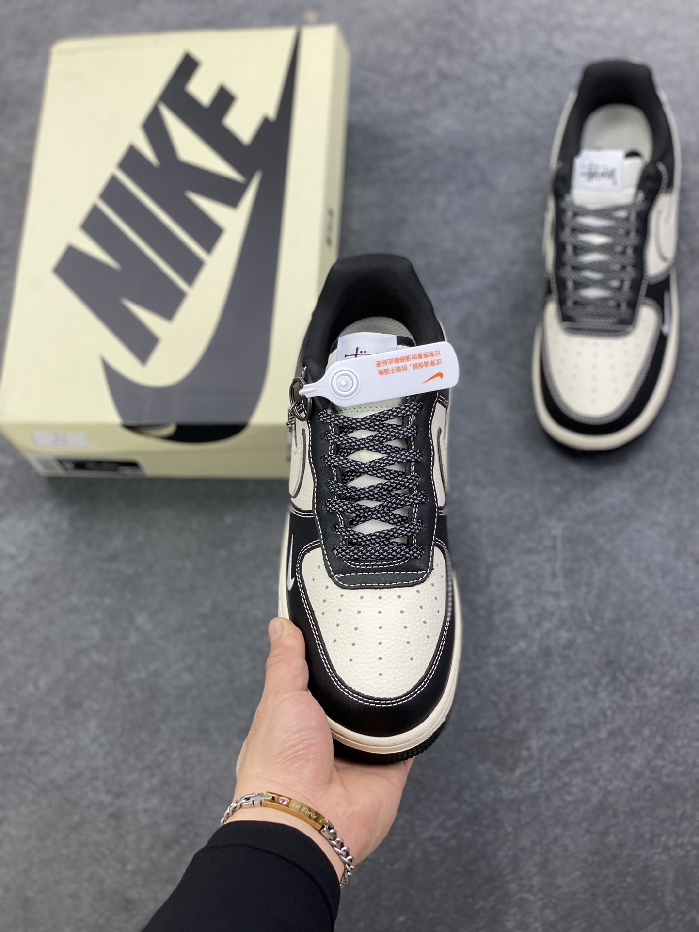 图片[2]-NIke Air Force 1 \’07 Low “斯图西联名——经典黑白熊猫”空军一号 低帮 运动鞋 休闲鞋 折边针车 工艺难度大 原楦头原纸板 原装鞋盒 定制五金配件 内置全掌气垫 原厂鞋底 货号：DD1982-318 尺码：36 36.5 37.5 38 38.5 39 40 40.5 41 42 42.5 43 44 44.5 45-选品中心