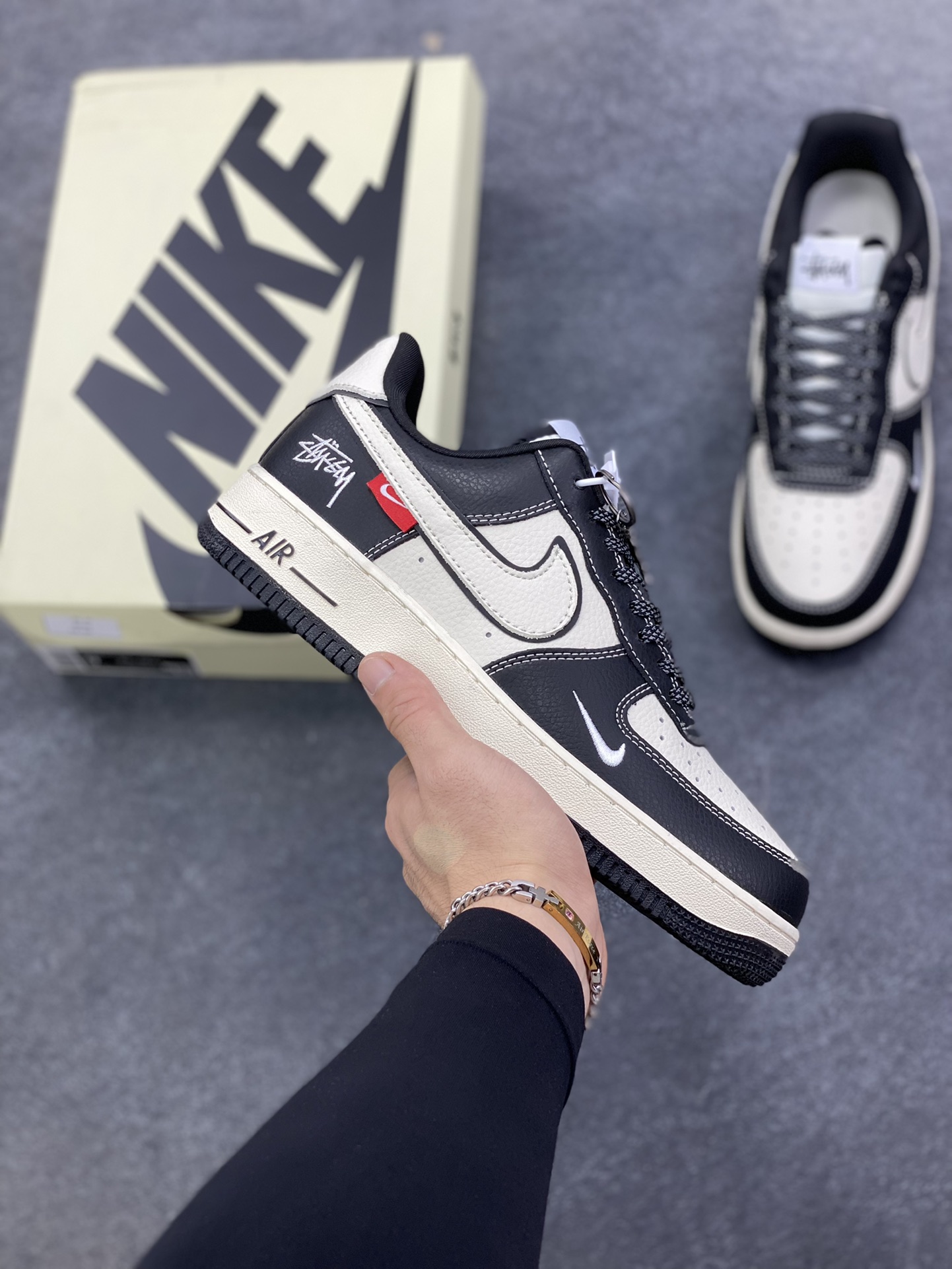 NIke Air Force 1 \’07 Low “斯图西联名——经典黑白熊猫”空军一号 低帮 运动鞋 休闲鞋 折边针车 工艺难度大 原楦头原纸板 原装鞋盒 定制五金配件 内置全掌气垫 原厂鞋底 货号：DD1982-318 尺码：36 36.5 37.5 38 38.5 39 40 40.5 41 42 42.5 43 44 44.5 45-选品中心