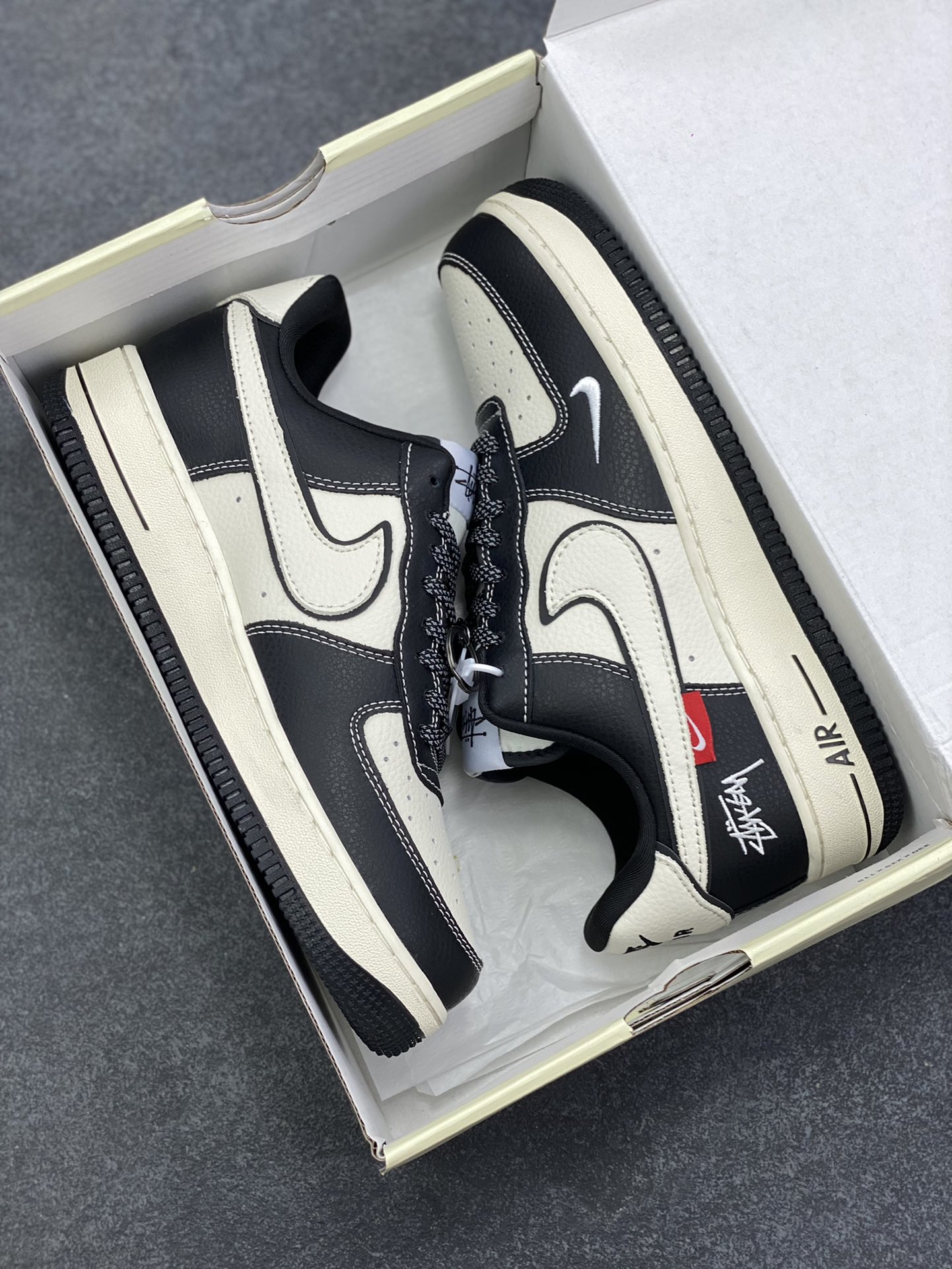 图片[9]-NIke Air Force 1 \’07 Low “斯图西联名——经典黑白熊猫”空军一号 低帮 运动鞋 休闲鞋 折边针车 工艺难度大 原楦头原纸板 原装鞋盒 定制五金配件 内置全掌气垫 原厂鞋底 货号：DD1982-318 尺码：36 36.5 37.5 38 38.5 39 40 40.5 41 42 42.5 43 44 44.5 45-选品中心