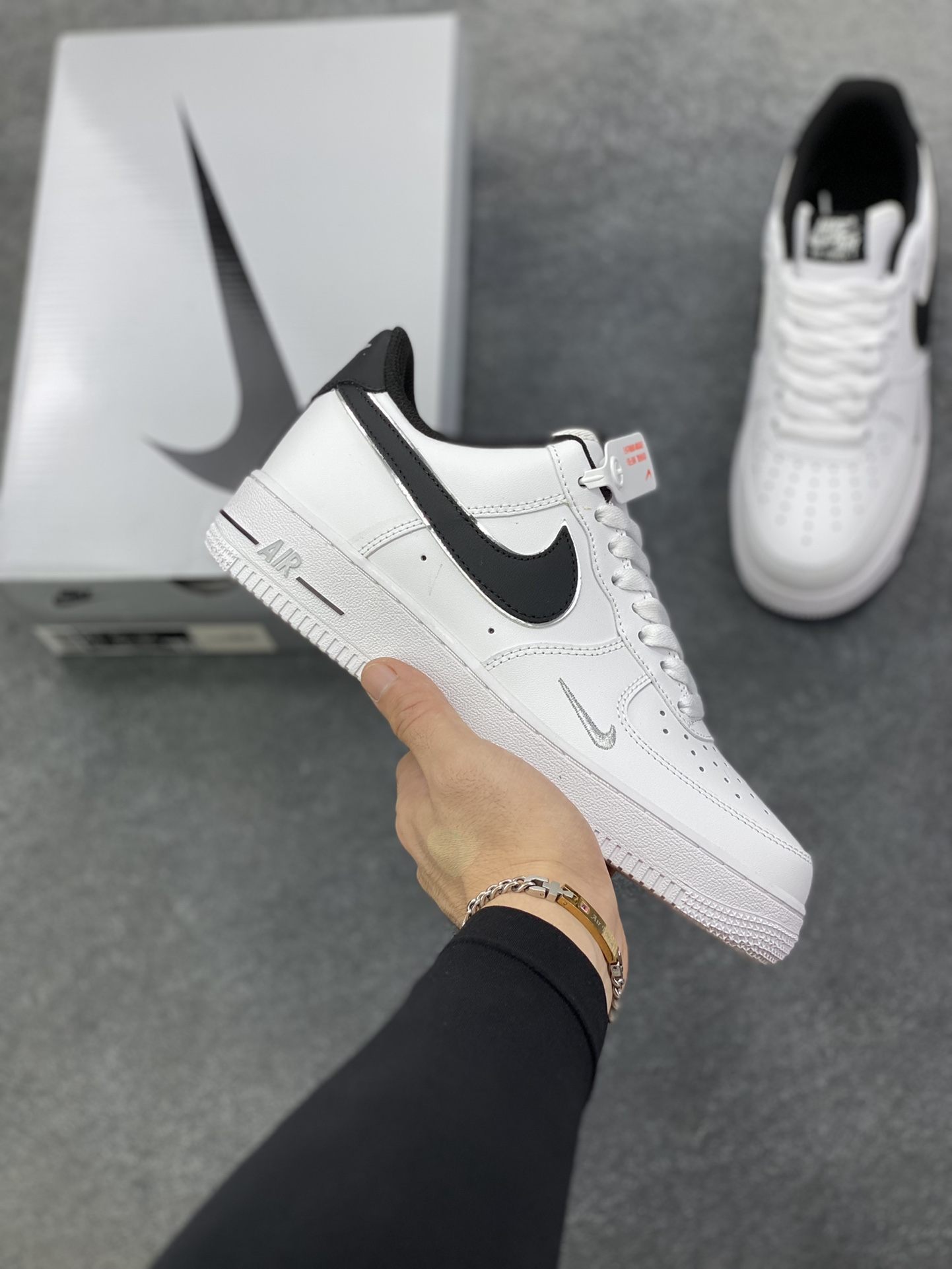 Nike Air Force 1 Low’07 黑银小勾 空军一号低帮休闲板鞋 定制皮料 原厂3D打印 定制鞋盒 原楦原纸板 纯正空军版型 内置全掌气垫 货号：ZH0316-109 尺码：36 36.5 37.5 38 38.5 39 40 40.5 41 42 42.5 43 44 44.5 45-选品中心