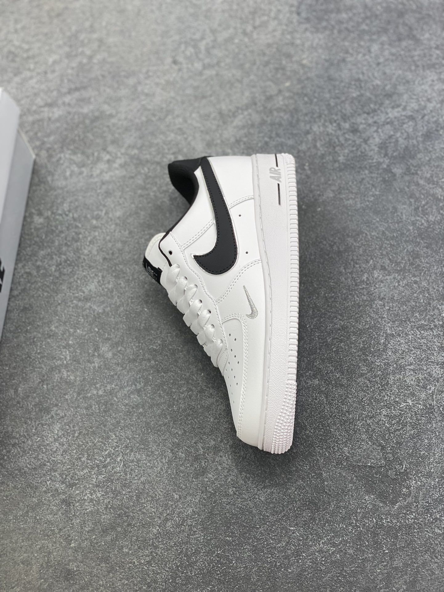 图片[7]-Nike Air Force 1 Low’07 黑银小勾 空军一号低帮休闲板鞋 定制皮料 原厂3D打印 定制鞋盒 原楦原纸板 纯正空军版型 内置全掌气垫 货号：ZH0316-109 尺码：36 36.5 37.5 38 38.5 39 40 40.5 41 42 42.5 43 44 44.5 45-选品中心