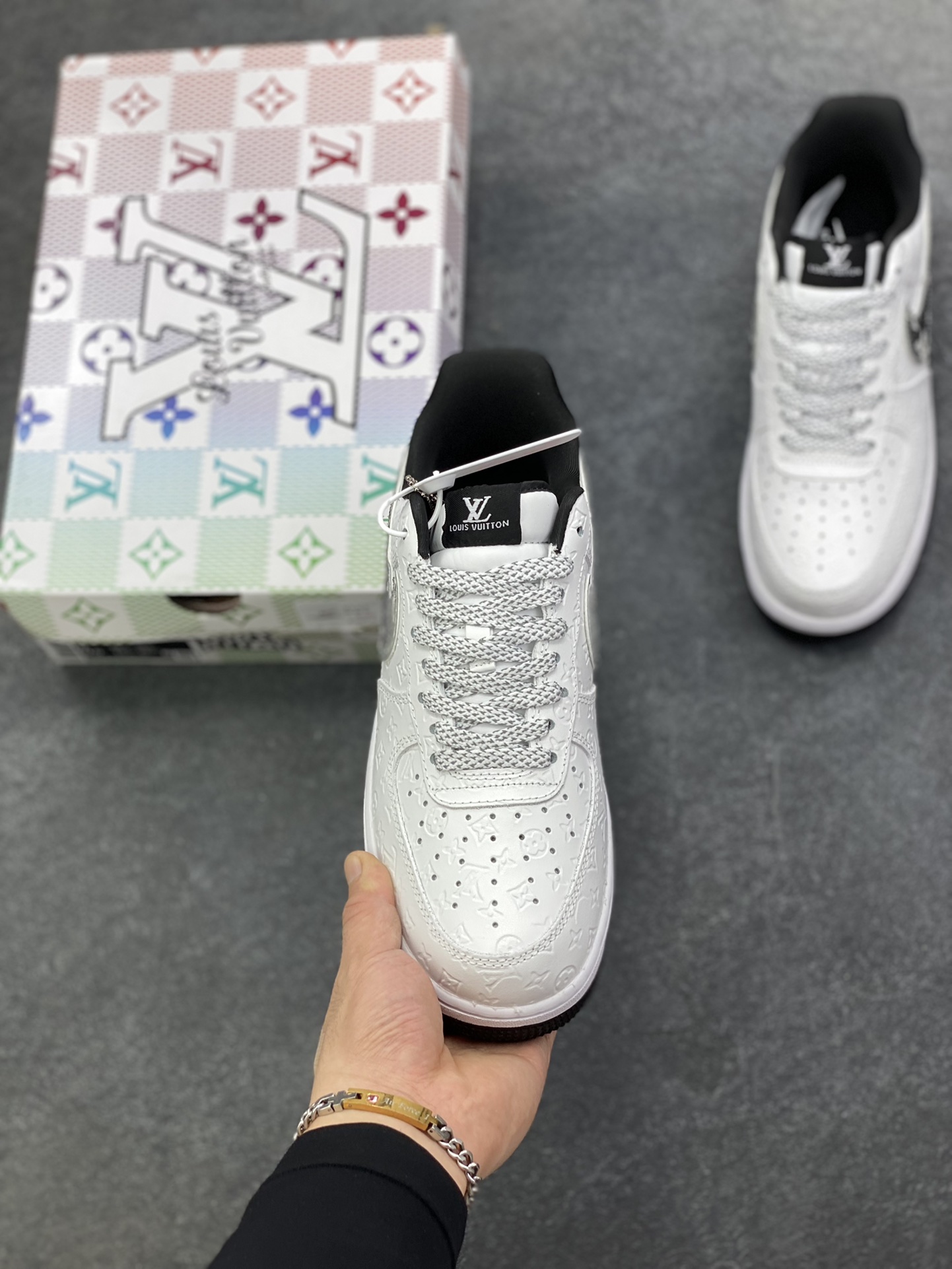 图片[2]-高端定制Nike Air Force 1 \’07 Low “LV联名—白黑立体印刷” 高端定制 低帮休闲板鞋 定制鞋盒 大厂纯原品质出货 超高清洁度 皮料切割干净无任何毛边 细节完美 货号：XL1979-111 尺码：36 36.5 37.5 38 38.5 39 40 40.5 41 42 42.5 43 44 44.5 45-选品中心