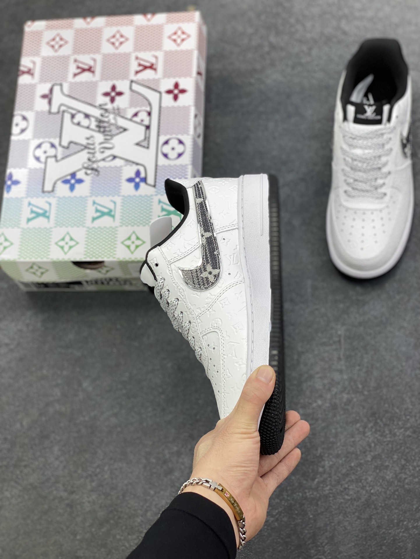 图片[3]-高端定制Nike Air Force 1 \’07 Low “LV联名—白黑立体印刷” 高端定制 低帮休闲板鞋 定制鞋盒 大厂纯原品质出货 超高清洁度 皮料切割干净无任何毛边 细节完美 货号：XL1979-111 尺码：36 36.5 37.5 38 38.5 39 40 40.5 41 42 42.5 43 44 44.5 45-选品中心
