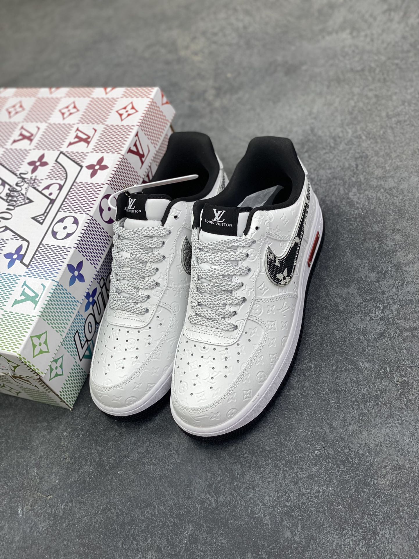 图片[8]-高端定制Nike Air Force 1 \’07 Low “LV联名—白黑立体印刷” 高端定制 低帮休闲板鞋 定制鞋盒 大厂纯原品质出货 超高清洁度 皮料切割干净无任何毛边 细节完美 货号：XL1979-111 尺码：36 36.5 37.5 38 38.5 39 40 40.5 41 42 42.5 43 44 44.5 45-选品中心