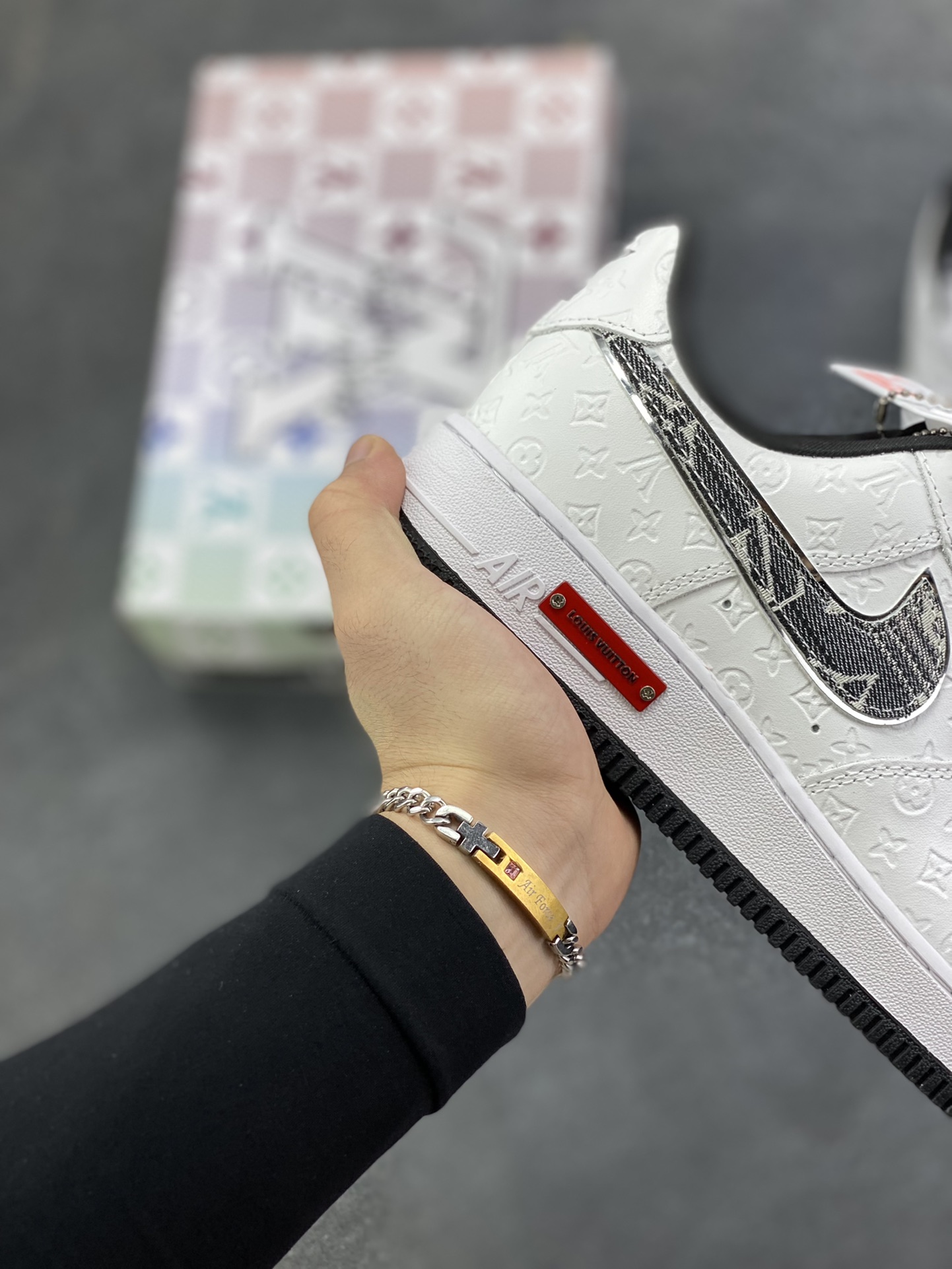 图片[6]-高端定制Nike Air Force 1 \’07 Low “LV联名—白黑立体印刷” 高端定制 低帮休闲板鞋 定制鞋盒 大厂纯原品质出货 超高清洁度 皮料切割干净无任何毛边 细节完美 货号：XL1979-111 尺码：36 36.5 37.5 38 38.5 39 40 40.5 41 42 42.5 43 44 44.5 45-选品中心