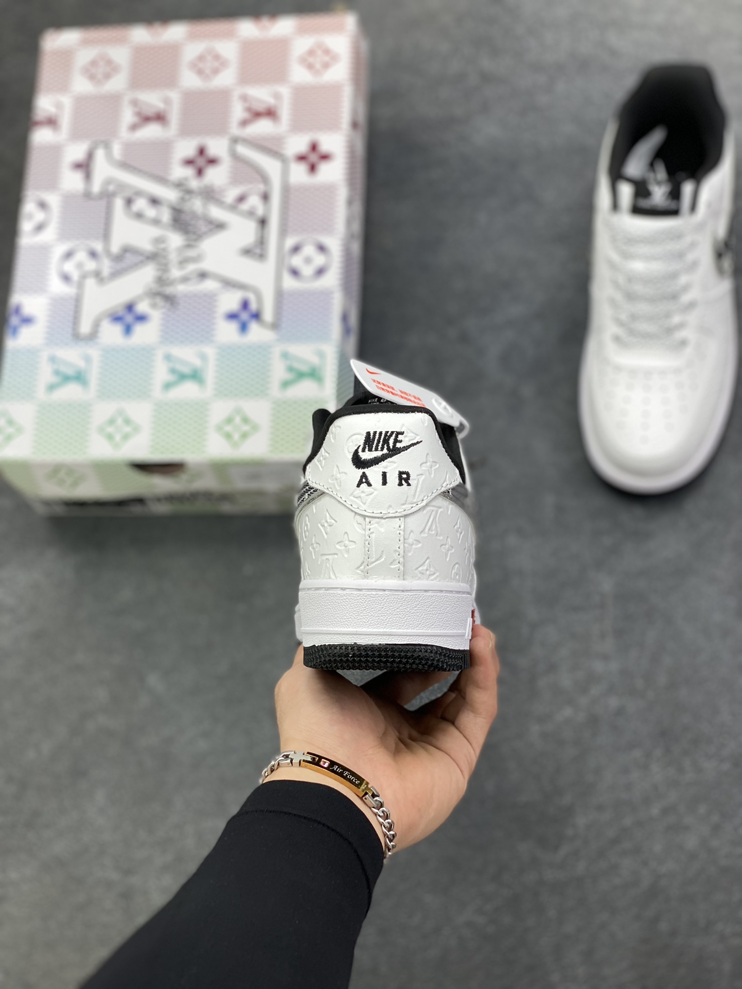 图片[4]-高端定制Nike Air Force 1 \’07 Low “LV联名—白黑立体印刷” 高端定制 低帮休闲板鞋 定制鞋盒 大厂纯原品质出货 超高清洁度 皮料切割干净无任何毛边 细节完美 货号：XL1979-111 尺码：36 36.5 37.5 38 38.5 39 40 40.5 41 42 42.5 43 44 44.5 45-选品中心