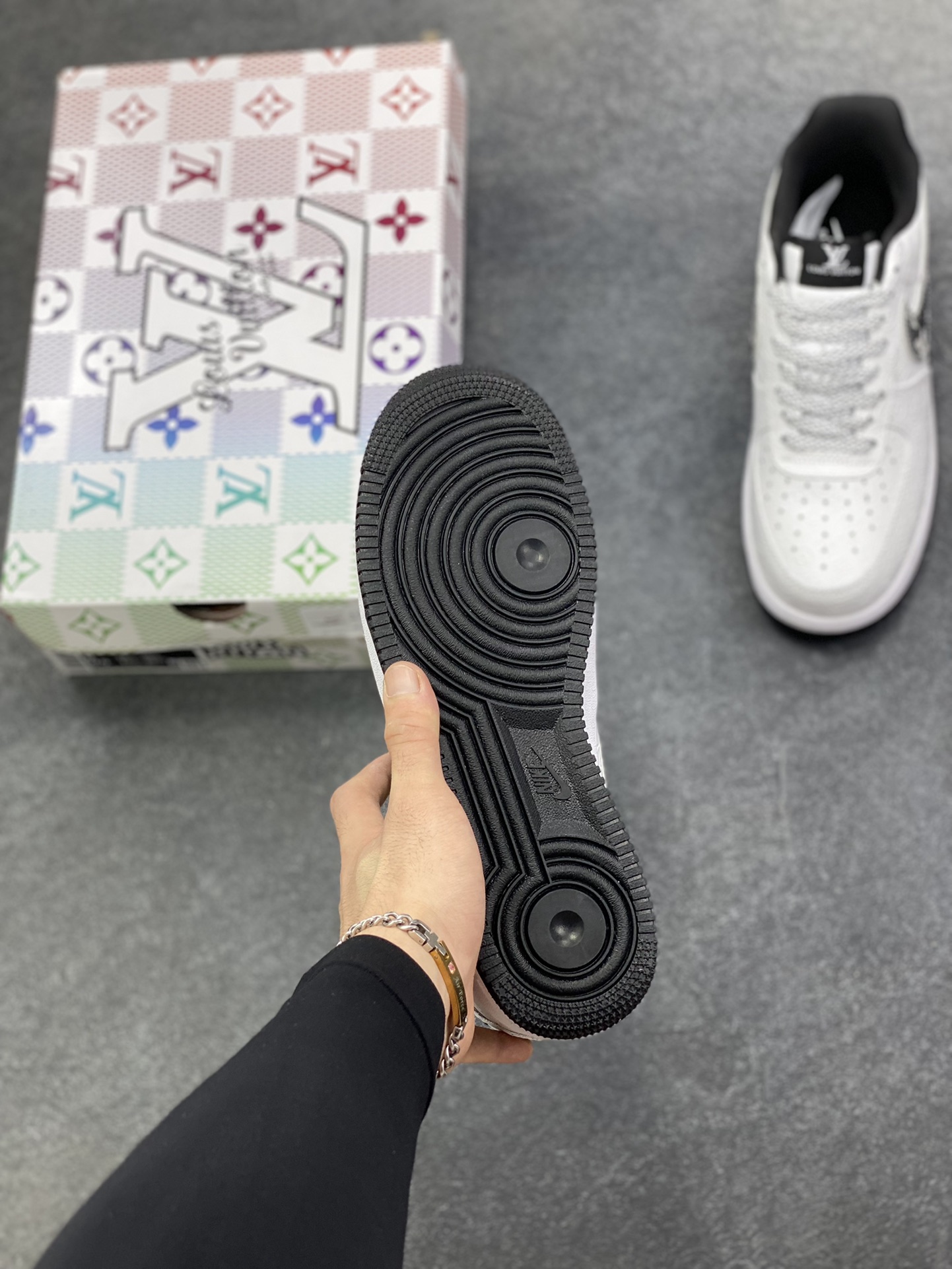 图片[5]-高端定制Nike Air Force 1 \’07 Low “LV联名—白黑立体印刷” 高端定制 低帮休闲板鞋 定制鞋盒 大厂纯原品质出货 超高清洁度 皮料切割干净无任何毛边 细节完美 货号：XL1979-111 尺码：36 36.5 37.5 38 38.5 39 40 40.5 41 42 42.5 43 44 44.5 45-选品中心