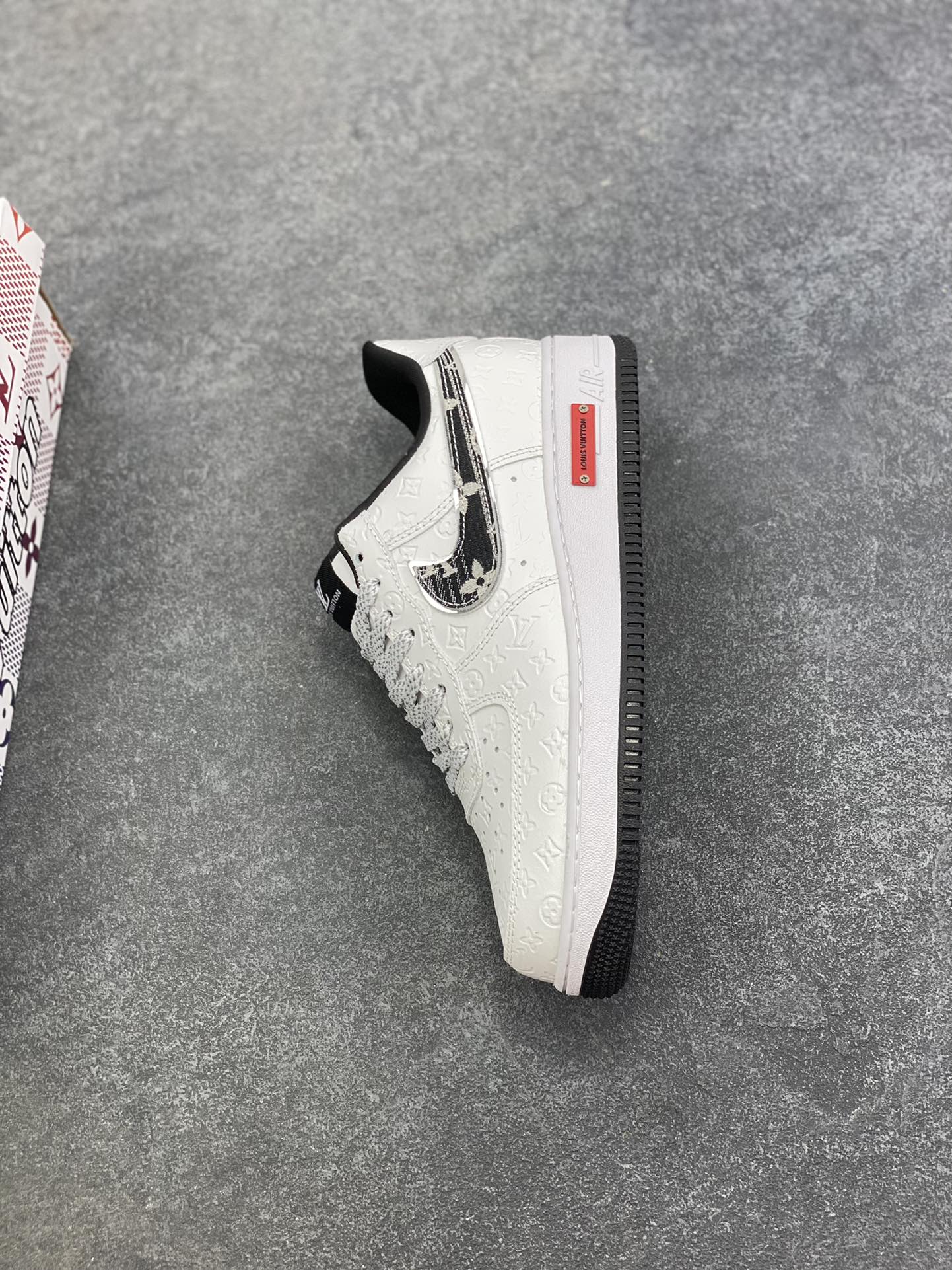 图片[7]-高端定制Nike Air Force 1 \’07 Low “LV联名—白黑立体印刷” 高端定制 低帮休闲板鞋 定制鞋盒 大厂纯原品质出货 超高清洁度 皮料切割干净无任何毛边 细节完美 货号：XL1979-111 尺码：36 36.5 37.5 38 38.5 39 40 40.5 41 42 42.5 43 44 44.5 45-选品中心