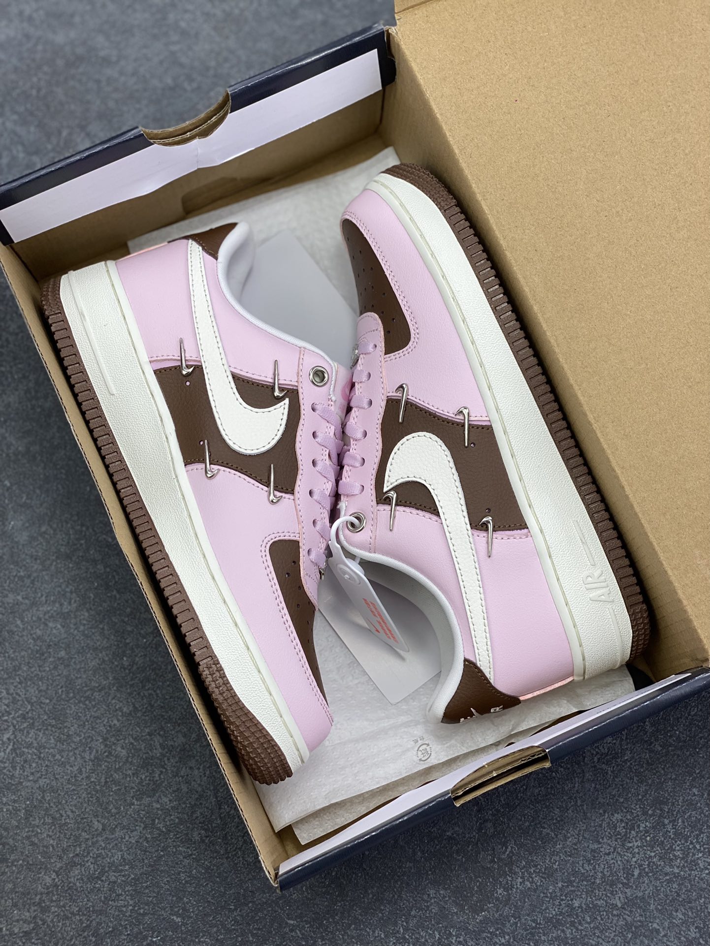 图片[9]-Nike Air Force 1 Low 粉棕四勾 原楦头原纸板 打造纯正空军版型 专注外贸渠道 全掌内置蜂窝气垫 原盒配件 原厂中底钢印、拉帮完美 货号：IO7595-211 尺码：35.5 36 36.5 37.5 38 38.5 39 40 40.5 41 42 42.5 43 44 44.5 45-选品中心