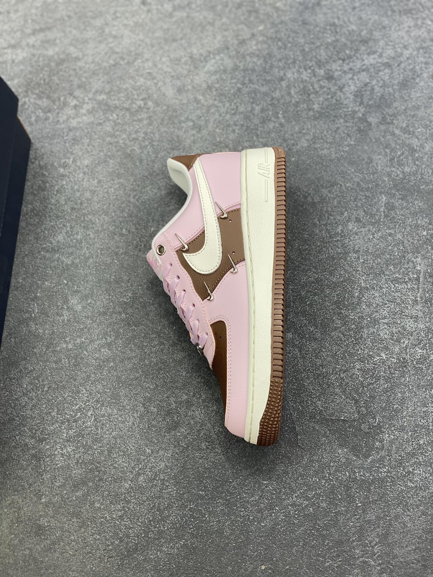 图片[7]-Nike Air Force 1 Low 粉棕四勾 原楦头原纸板 打造纯正空军版型 专注外贸渠道 全掌内置蜂窝气垫 原盒配件 原厂中底钢印、拉帮完美 货号：IO7595-211 尺码：35.5 36 36.5 37.5 38 38.5 39 40 40.5 41 42 42.5 43 44 44.5 45-选品中心