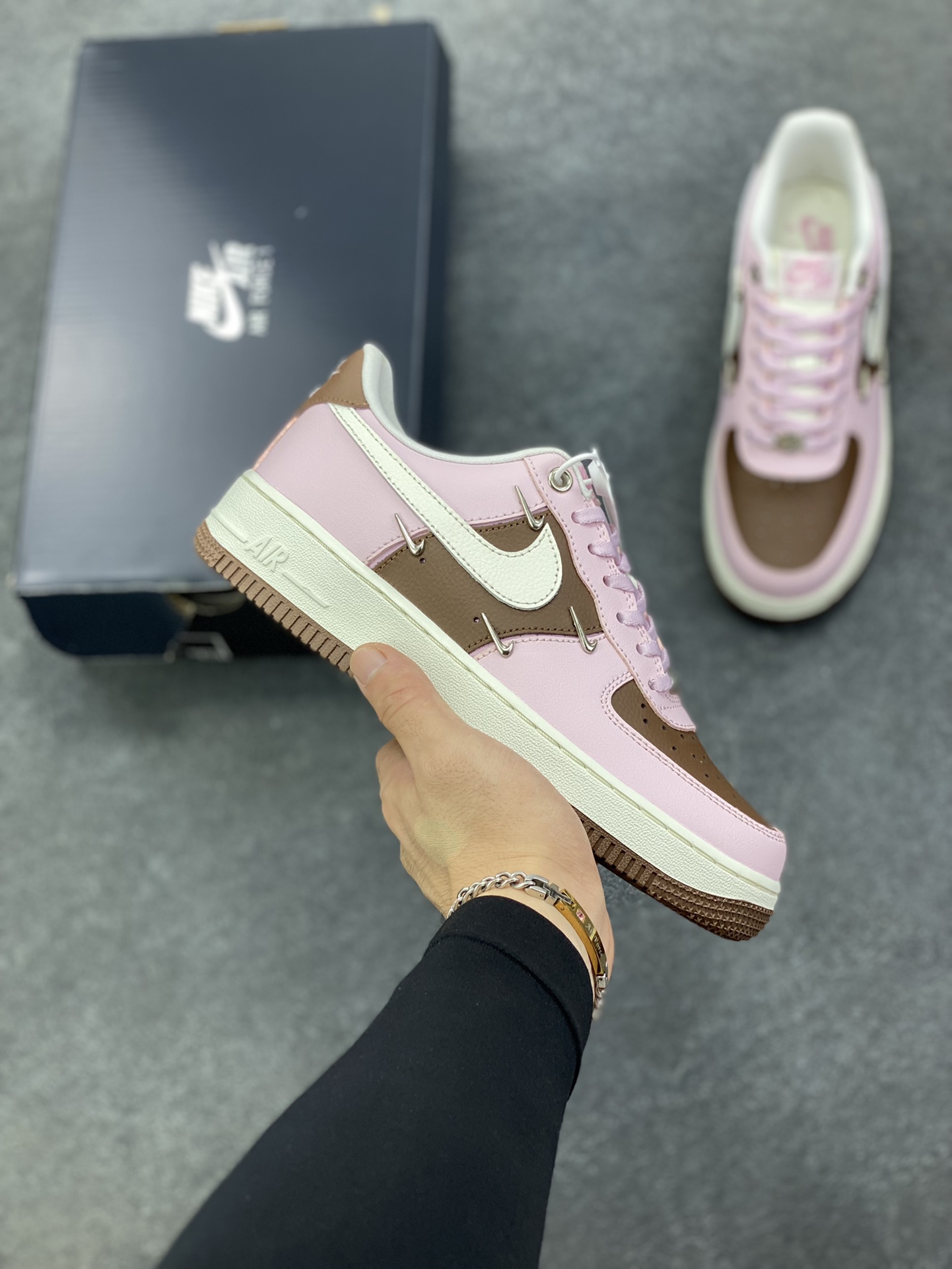 Nike Air Force 1 Low 粉棕四勾 原楦头原纸板 打造纯正空军版型 专注外贸渠道 全掌内置蜂窝气垫 原盒配件 原厂中底钢印、拉帮完美 货号：IO7595-211 尺码：35.5 36 36.5 37.5 38 38.5 39 40 40.5 41 42 42.5 43 44 44.5 45-选品中心