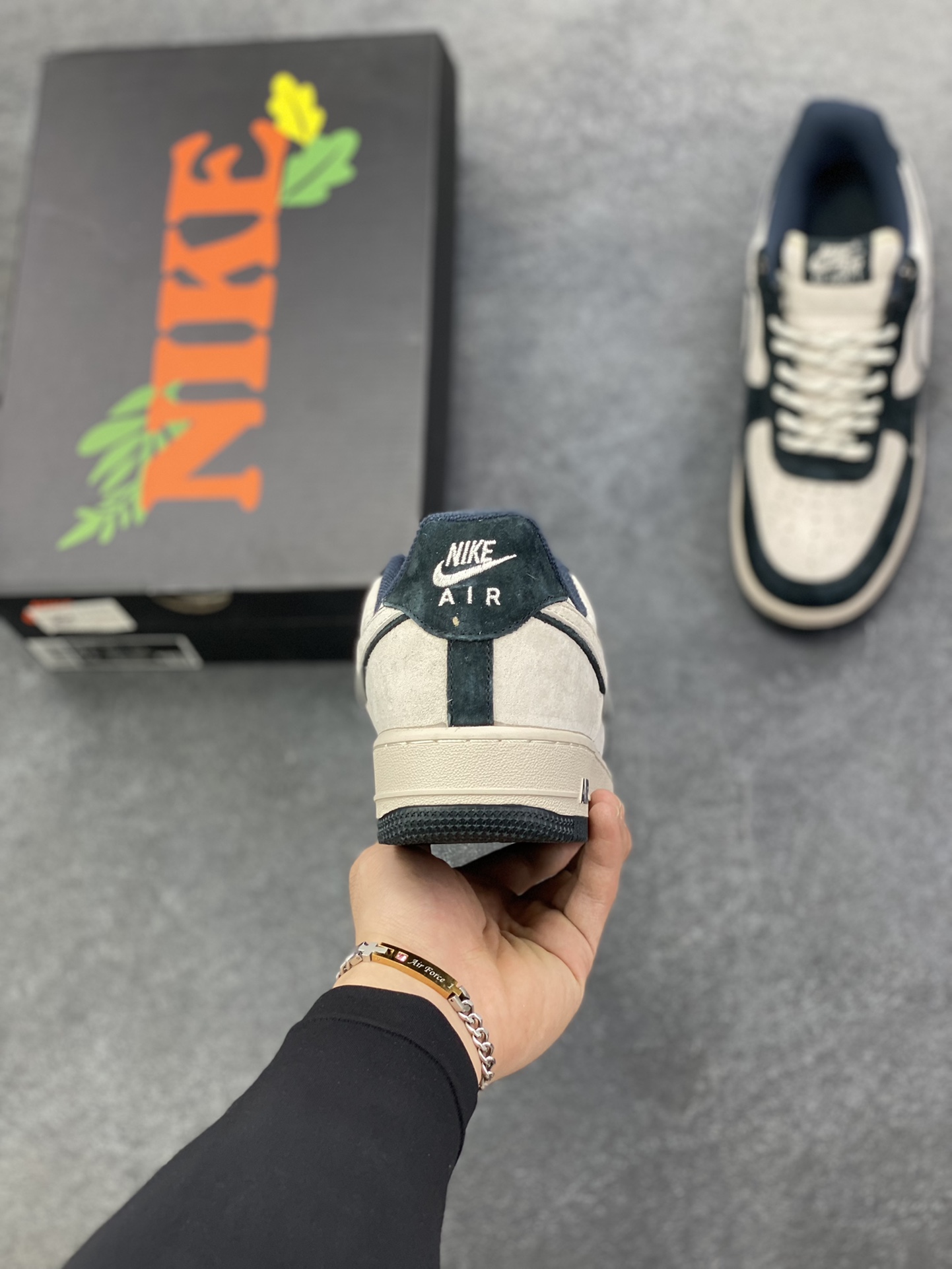 图片[4]-Nike Air Force 1 \’07 Low “头层猪八拼接” 空军一号 高端定制 低帮 运动鞋 休闲鞋 折边针车 工艺难度大 原楦头原纸板 原装鞋盒 定制五金配件 内置全掌气垫 原厂鞋底 货号：DY9867-001 尺码：36 36.5 37.5 38 38.5 39 40 40.5 41 42 42.5 43 44 44.5 45-选品中心