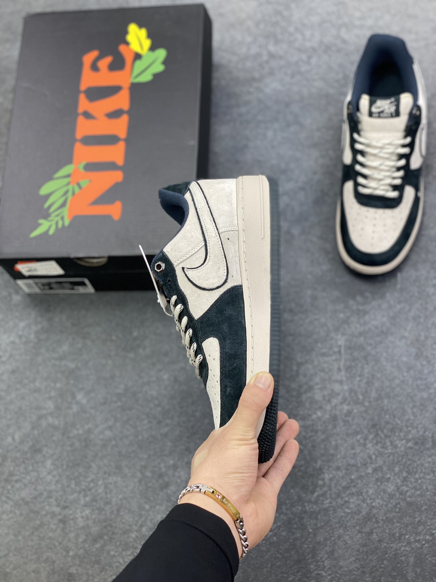 图片[3]-Nike Air Force 1 \’07 Low “头层猪八拼接” 空军一号 高端定制 低帮 运动鞋 休闲鞋 折边针车 工艺难度大 原楦头原纸板 原装鞋盒 定制五金配件 内置全掌气垫 原厂鞋底 货号：DY9867-001 尺码：36 36.5 37.5 38 38.5 39 40 40.5 41 42 42.5 43 44 44.5 45-选品中心