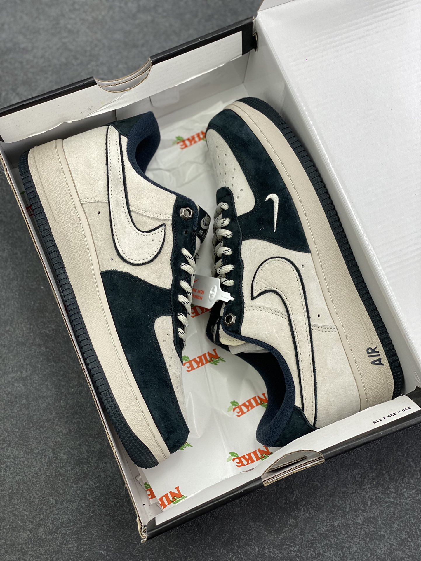 图片[9]-Nike Air Force 1 \’07 Low “头层猪八拼接” 空军一号 高端定制 低帮 运动鞋 休闲鞋 折边针车 工艺难度大 原楦头原纸板 原装鞋盒 定制五金配件 内置全掌气垫 原厂鞋底 货号：DY9867-001 尺码：36 36.5 37.5 38 38.5 39 40 40.5 41 42 42.5 43 44 44.5 45-选品中心