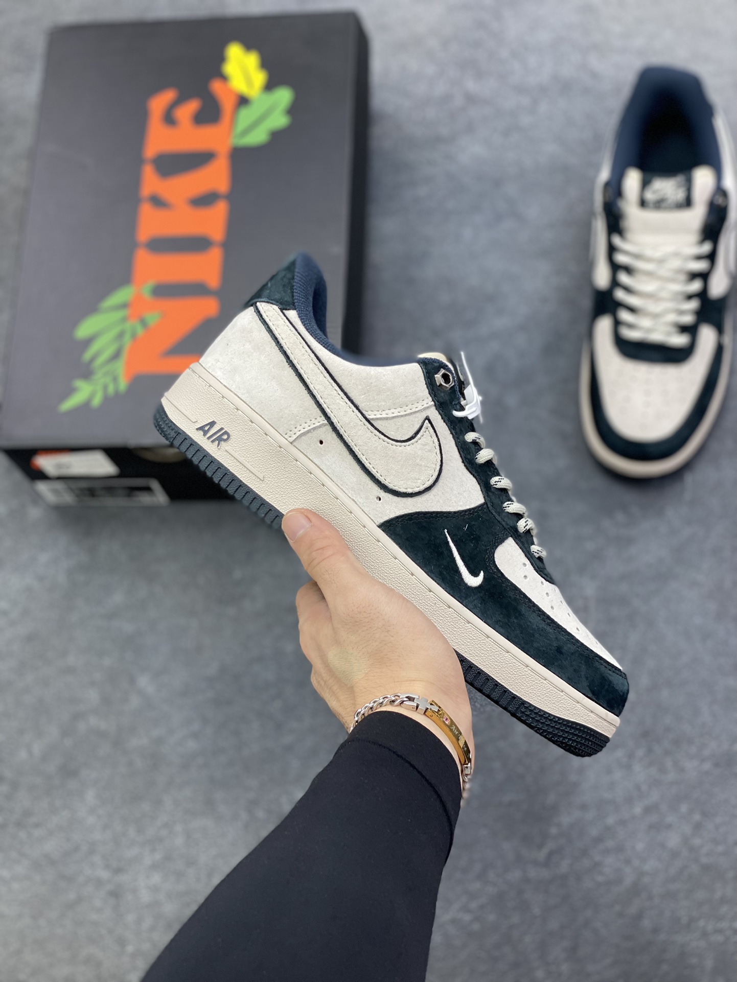 Nike Air Force 1 \’07 Low “头层猪八拼接” 空军一号 高端定制 低帮 运动鞋 休闲鞋 折边针车 工艺难度大 原楦头原纸板 原装鞋盒 定制五金配件 内置全掌气垫 原厂鞋底 货号：DY9867-001 尺码：36 36.5 37.5 38 38.5 39 40 40.5 41 42 42.5 43 44 44.5 45-选品中心