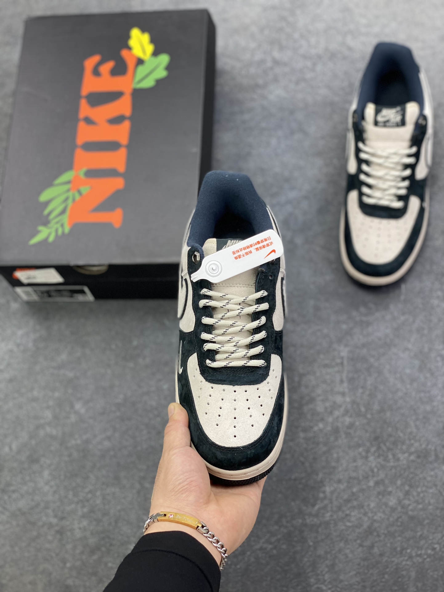 图片[2]-Nike Air Force 1 \’07 Low “头层猪八拼接” 空军一号 高端定制 低帮 运动鞋 休闲鞋 折边针车 工艺难度大 原楦头原纸板 原装鞋盒 定制五金配件 内置全掌气垫 原厂鞋底 货号：DY9867-001 尺码：36 36.5 37.5 38 38.5 39 40 40.5 41 42 42.5 43 44 44.5 45-选品中心
