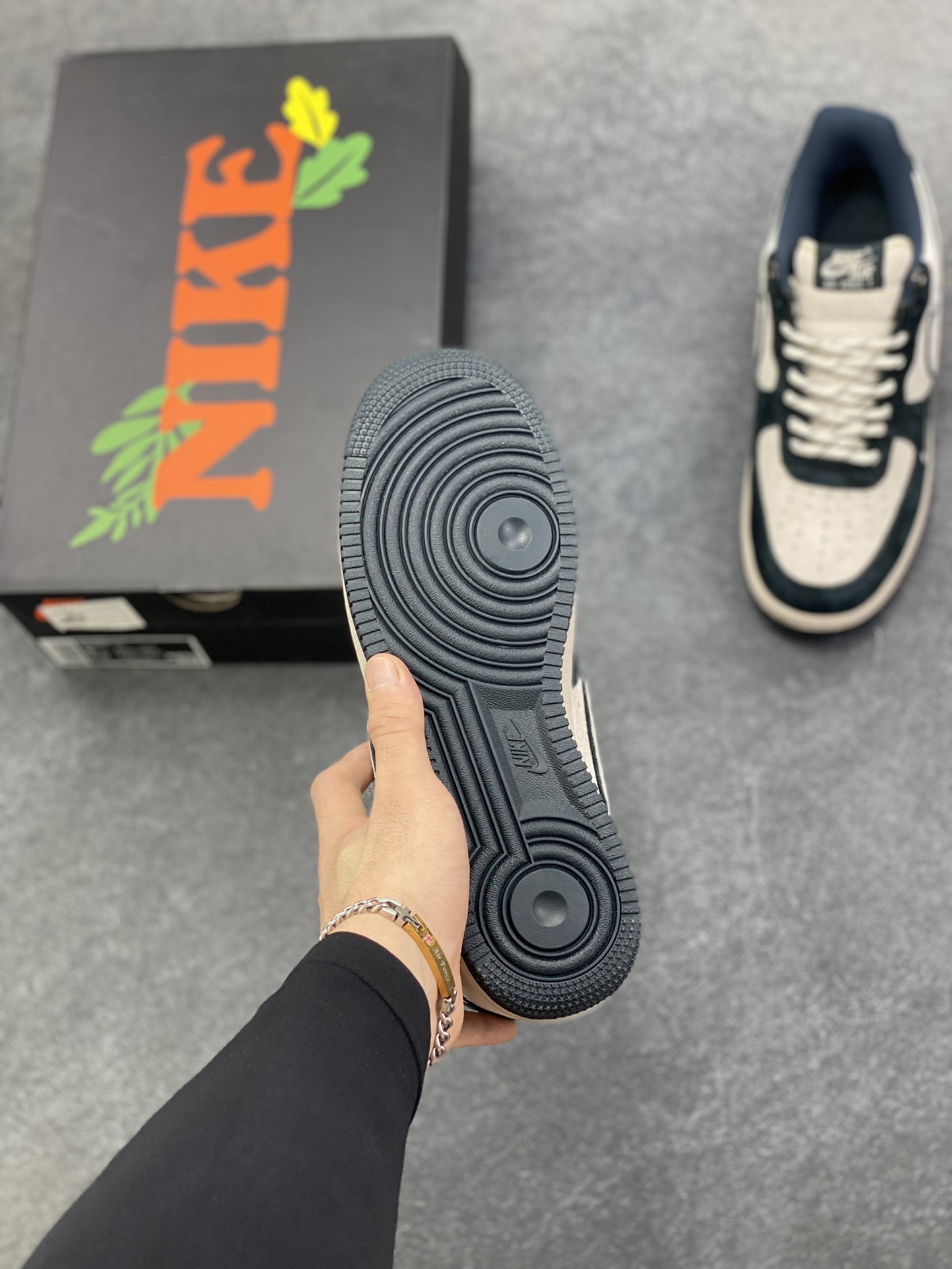 图片[5]-Nike Air Force 1 \’07 Low “头层猪八拼接” 空军一号 高端定制 低帮 运动鞋 休闲鞋 折边针车 工艺难度大 原楦头原纸板 原装鞋盒 定制五金配件 内置全掌气垫 原厂鞋底 货号：DY9867-001 尺码：36 36.5 37.5 38 38.5 39 40 40.5 41 42 42.5 43 44 44.5 45-选品中心