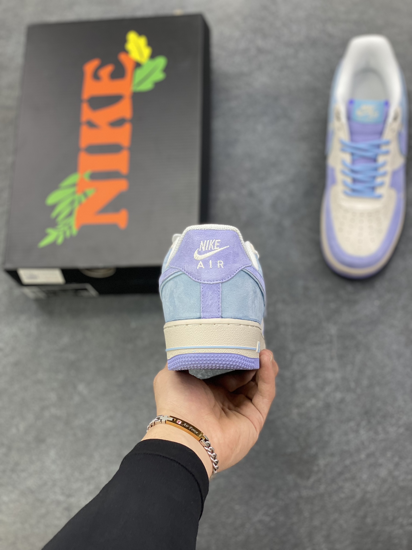 图片[4]-Nike Air Force 1 \’07 Low “头层猪八拼接” 空军一号 高端定制 低帮 运动鞋 休闲鞋 折边针车 工艺难度大 原楦头原纸板 原装鞋盒 定制五金配件 内置全掌气垫 原厂鞋底 货号：DY9867-002 尺码：36 36.5 37.5 38 38.5 39 40 40.5 41 42 42.5 43 44 44.5 45-选品中心