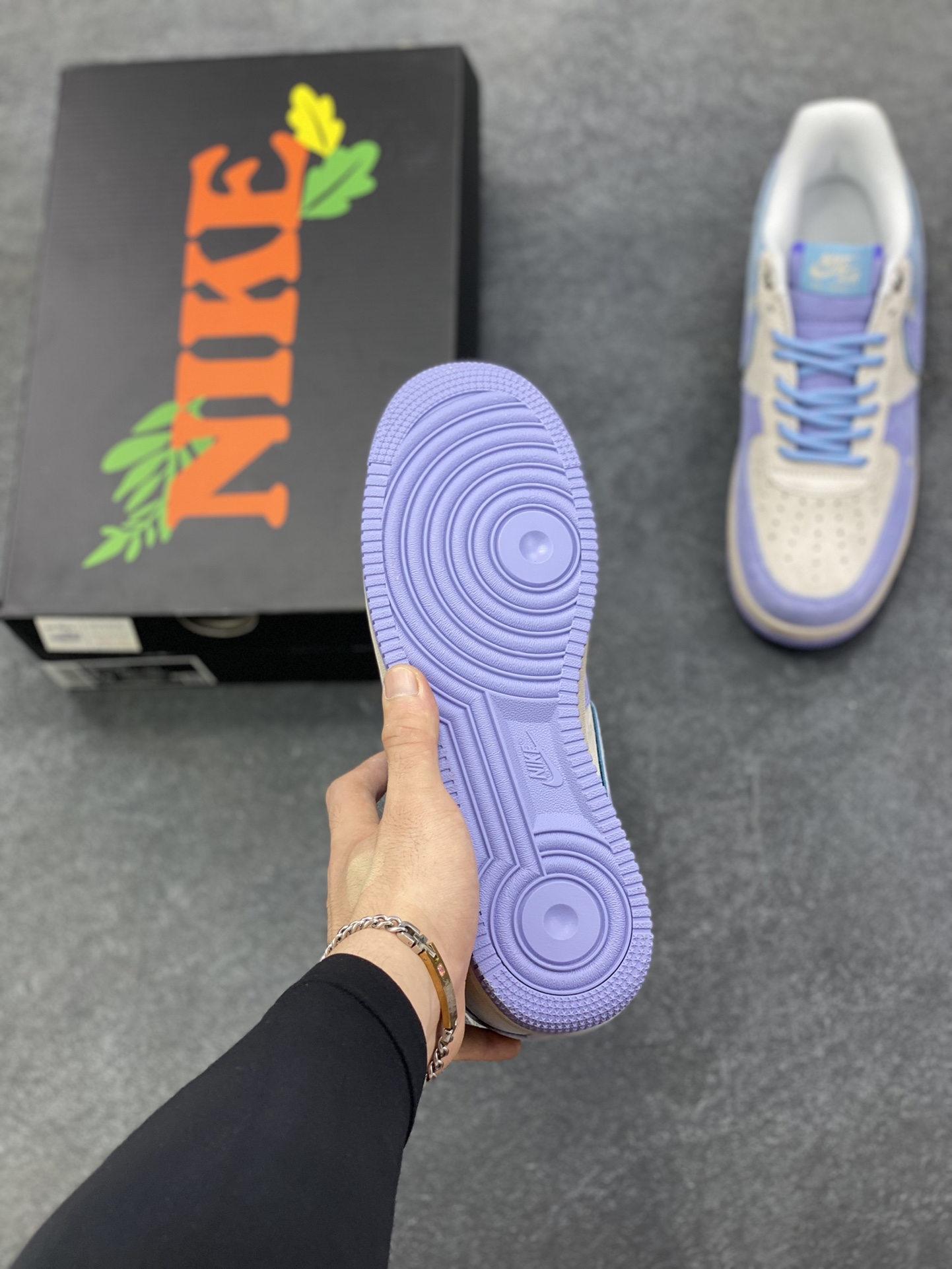 图片[5]-Nike Air Force 1 \’07 Low “头层猪八拼接” 空军一号 高端定制 低帮 运动鞋 休闲鞋 折边针车 工艺难度大 原楦头原纸板 原装鞋盒 定制五金配件 内置全掌气垫 原厂鞋底 货号：DY9867-002 尺码：36 36.5 37.5 38 38.5 39 40 40.5 41 42 42.5 43 44 44.5 45-选品中心