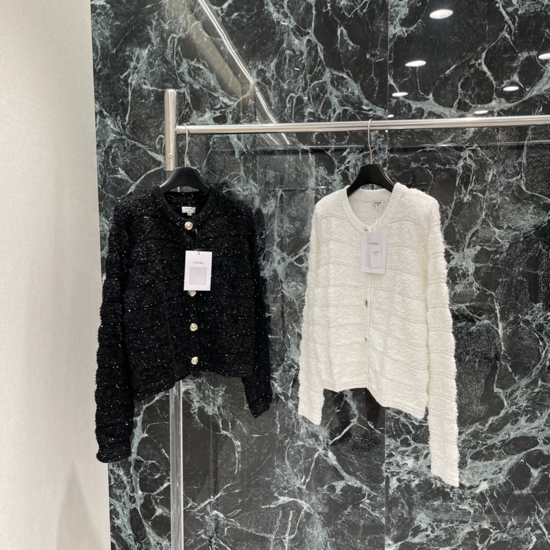 小香 25秋冬新款 圆领针织开衫 精致纽扣点缀 小香风满满，复古又优雅。搭配蓝色牛仔裤，休闲随性，日常出