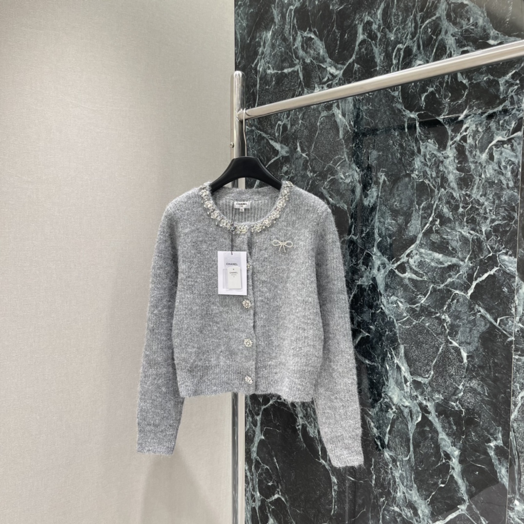 小香 25秋冬新款 钉钻圆领针织毛衣 领口高级感手工重工钉钻设计➕胸前蝴蝶结钉钻别针装饰 衬托了整件衣服