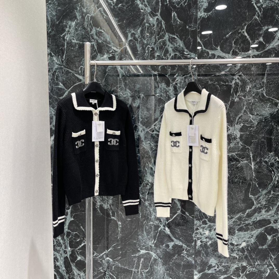 小香 26秋冬新款 撞色翻领针织开衫 通体密实钩针肌理松弛不失时尚感，通体包边以黑白撞色处理，成衣多口袋