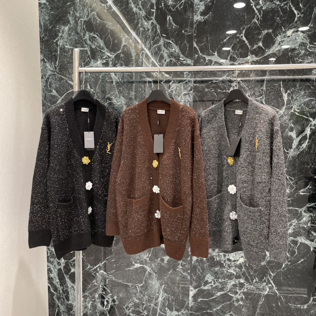 圣罗兰 25秋冬新款 针织长袖开衫 精致撞色花朵钮扣 高级又优雅 通体添加了微微细闪装饰打底 胸前经典五