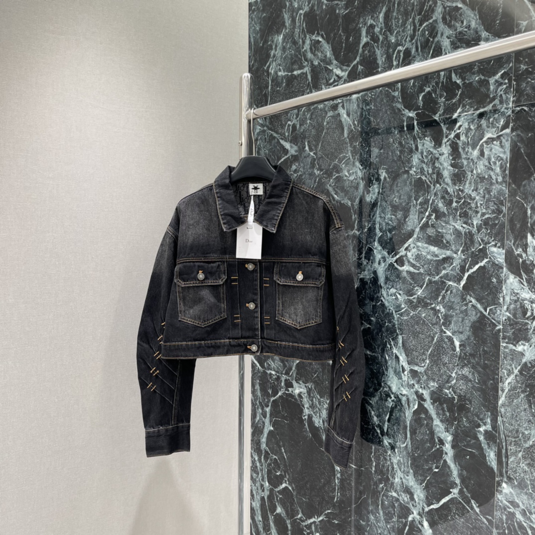 Ｄ家 25秋冬新款 牛仔外套双口袋 超时髦新款丹宁牛仔酵洗个性色调上身又酷又飒爽 可搭配一系列牛仔裤搭一