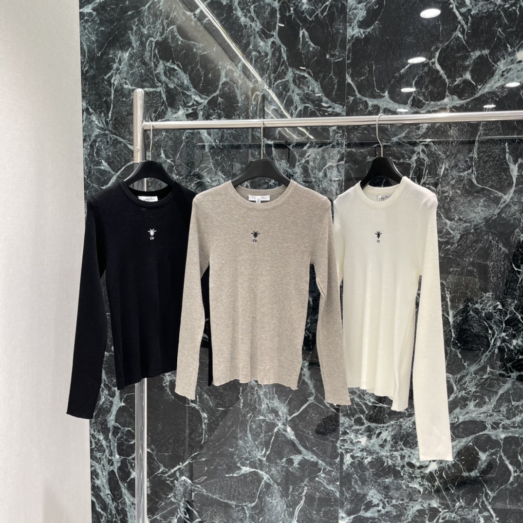 Ｄ家 25早秋新款 针织长袖打底上衣 通体竖条针织纹理搭配弹性十足的面料贴合身型更显瘦显曲线美 胸前饰以