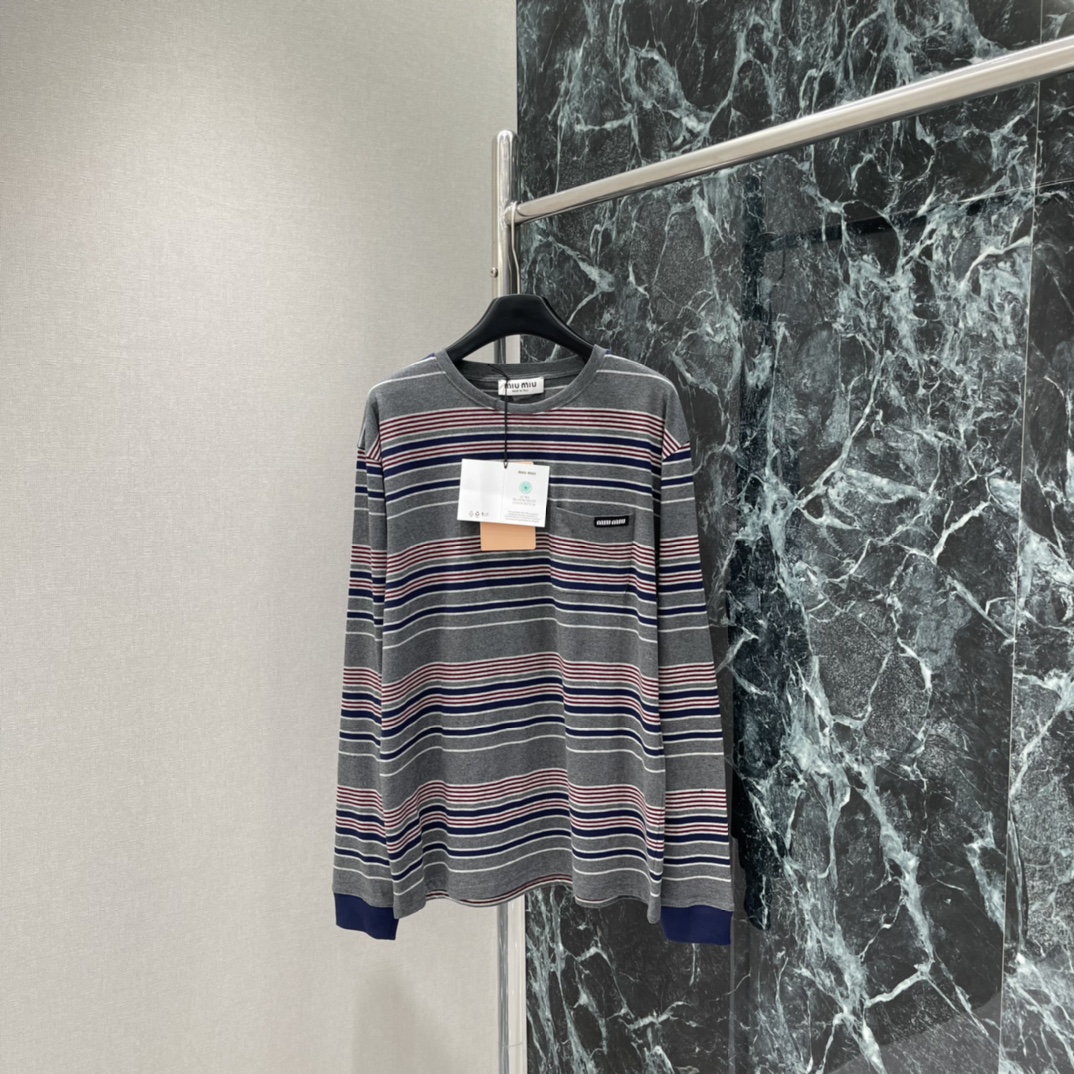 Miu 25秋冬新款 复古撞色条纹长袖T恤 秋冬穿着既有温度又不失轻盈。oversize版型是造型的点睛