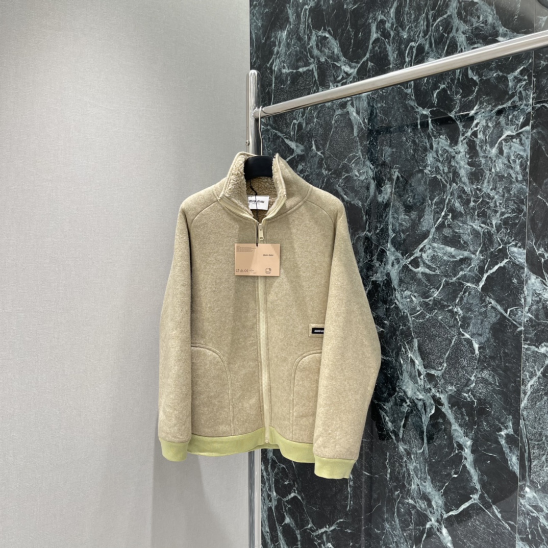 Miu 25秋冬新款 立领羊羔毛外套 外层甄选细腻羊毛混纺面料，质感挺括且自带高级雾感；内里满铺柔糯羊羔