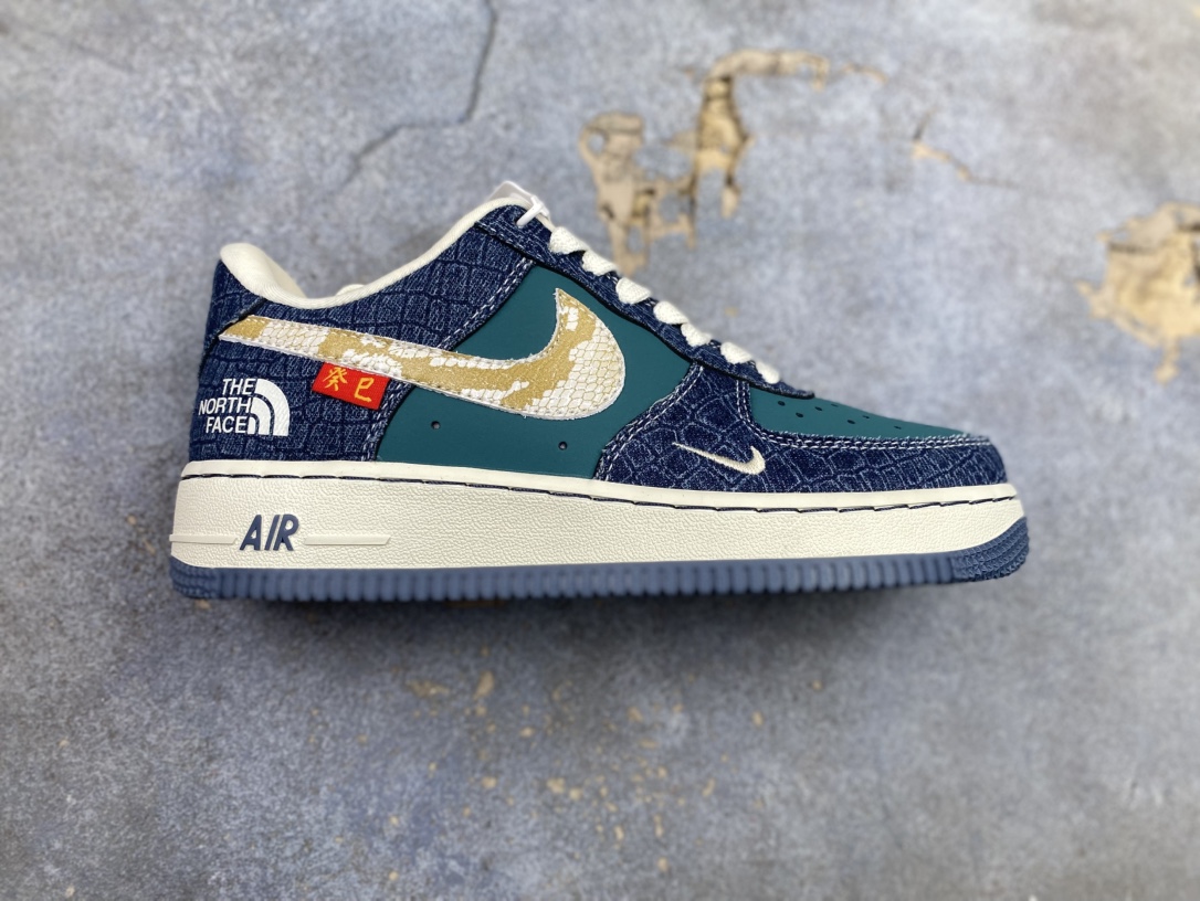 合集特价💰140
  Nike Air Force 1‘07 Low x dunk low北面联名 空军一号低帮休闲板鞋 #原楦头原纸板 原装鞋盒 定制五金配件 内置全掌气垫 原厂鞋底
货号：CH6336-524
尺码：36 36.5 37.5 38 38.5 39 40 40.5 41 42 42.5 43 44 44.5 45k6