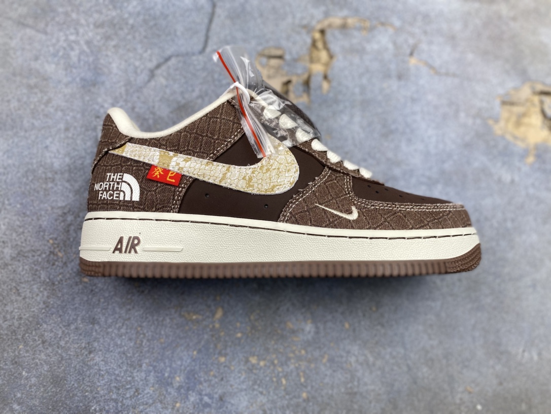 合集特价💰140
  Nike Air Force 1‘07 Low x dunk low北面联名 空军一号低帮休闲板鞋 #原楦头原纸板 原装鞋盒 定制五金配件 内置全掌气垫 原厂鞋底
货号：CH6336-524
尺码：36 36.5 37.5 38 38.5 39 40 40.5 41 42 42.5 43 44 44.5 45k6