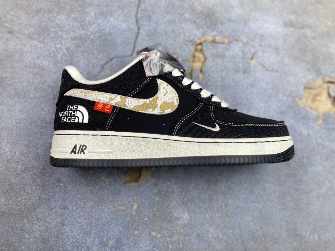 合集特价💰140
  Nike Air Force 1‘07 Low x dunk low北面联名 空军一号低帮休闲板鞋 #原楦头原纸板 原装鞋盒 定制五金配件 内置全掌气垫 原厂鞋底
货号：CH6336-524
尺码：36 36.5 37.5 38 38.5 39 40 40.5 41 42 42.5 43 44 44.5 45k6