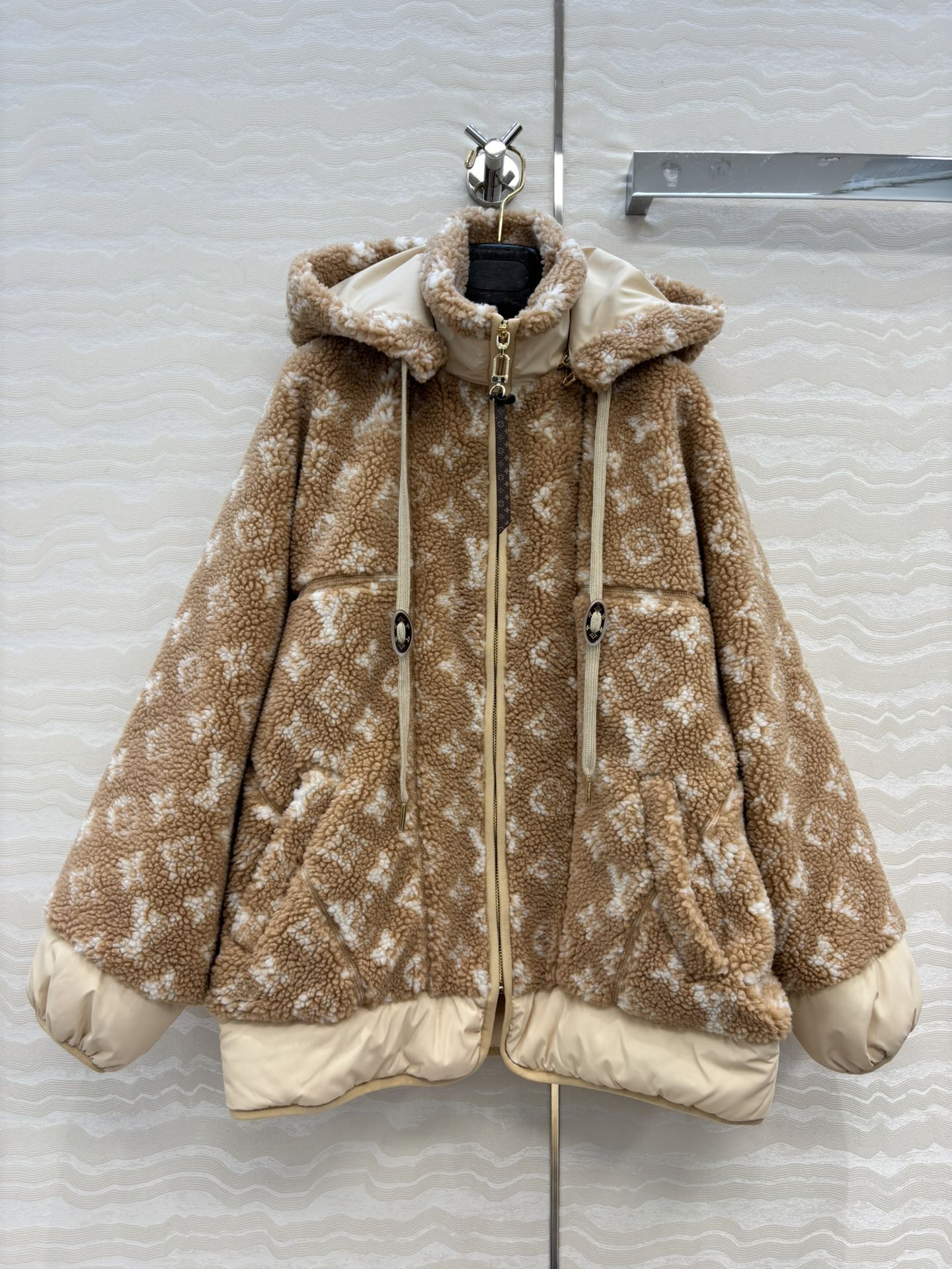 独家首发！爆单推荐❤️L新品泰迪熊🧸连帽夹克老花外套！可可爱爱的羊羔绒🐑连帽拉链夹克外套！Monogra