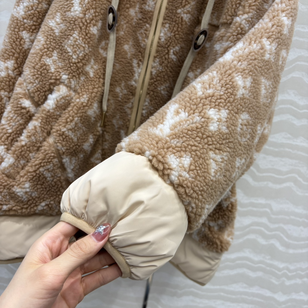 独家首发！爆单推荐❤️L新品泰迪熊🧸连帽夹克老花外套！可可爱爱的羊羔绒🐑连帽拉链夹克外套！Monogra