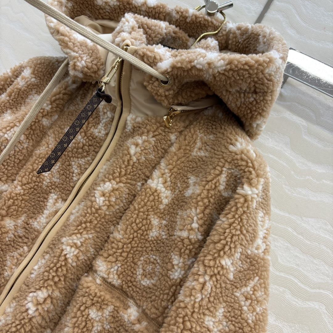 独家首发！爆单推荐❤️L新品泰迪熊🧸连帽夹克老花外套！可可爱爱的羊羔绒🐑连帽拉链夹克外套！Monogra