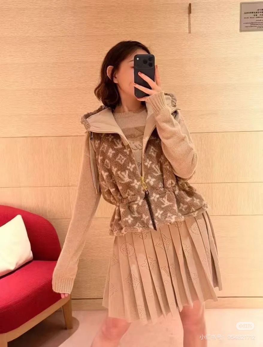 Louis Vuitton Monogram Fleece Zip-Up Jacket - Cozy & Stylish 3 i1761064342 1685 1