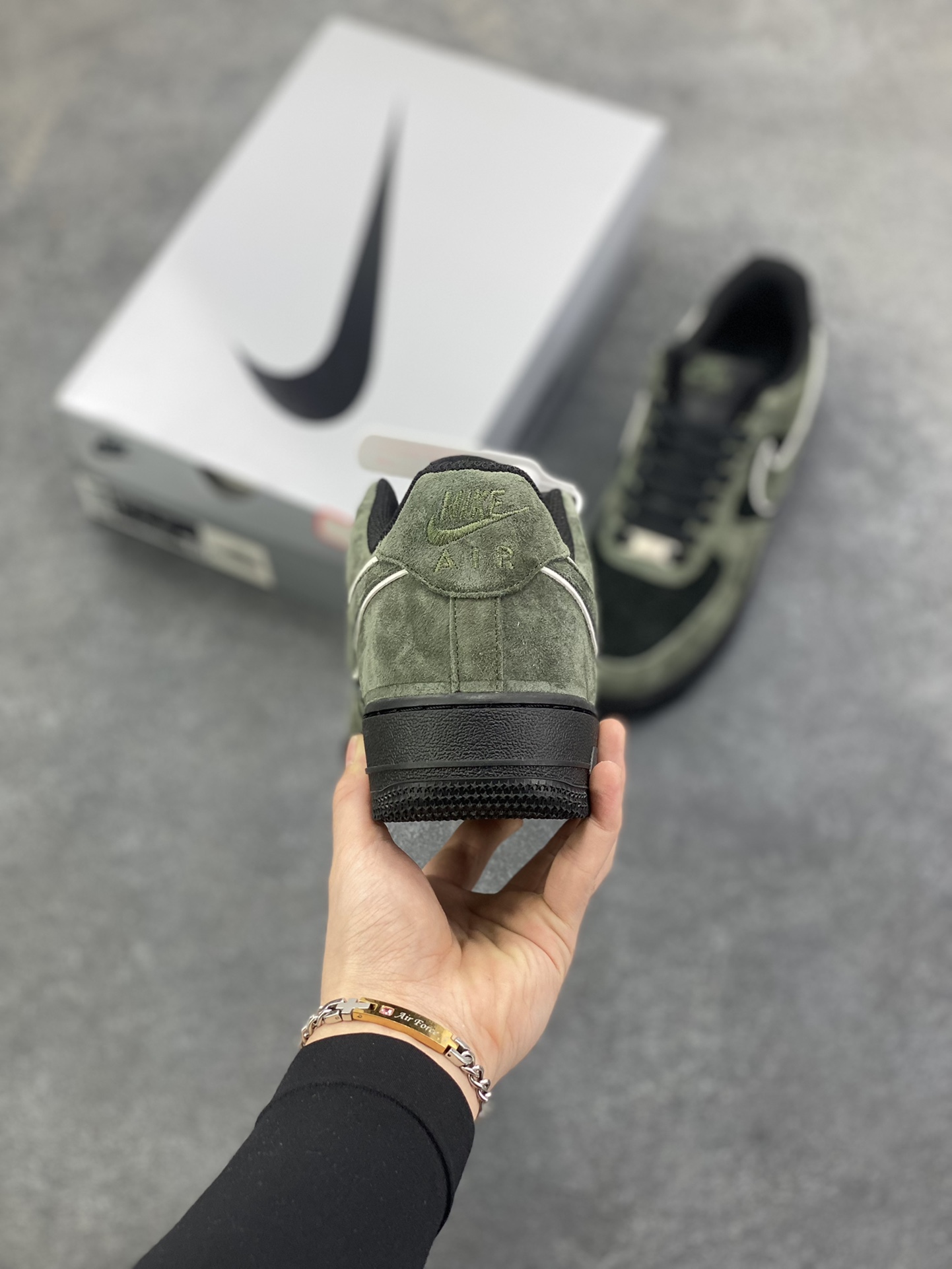图片[4]-Nike Air Force 1 07 Low “军绿黑”全麂皮 秋冬 空军一号低帮休闲板鞋 定制皮料 原盒原包装 原楦头原纸板 纯正版型 内置全掌气垫 货号：ZH0316-132 尺码：36 36.5 37.5 38 38.5 39 40 40.5 41 42 42.5 43 44 44.5 45-选品中心